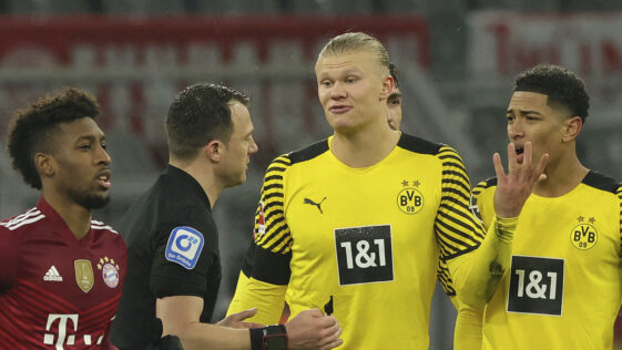 Erling Haaland et Jude Bellingham protestent contre l'arbitre du match Dortmund-Bayern. Icon Sport