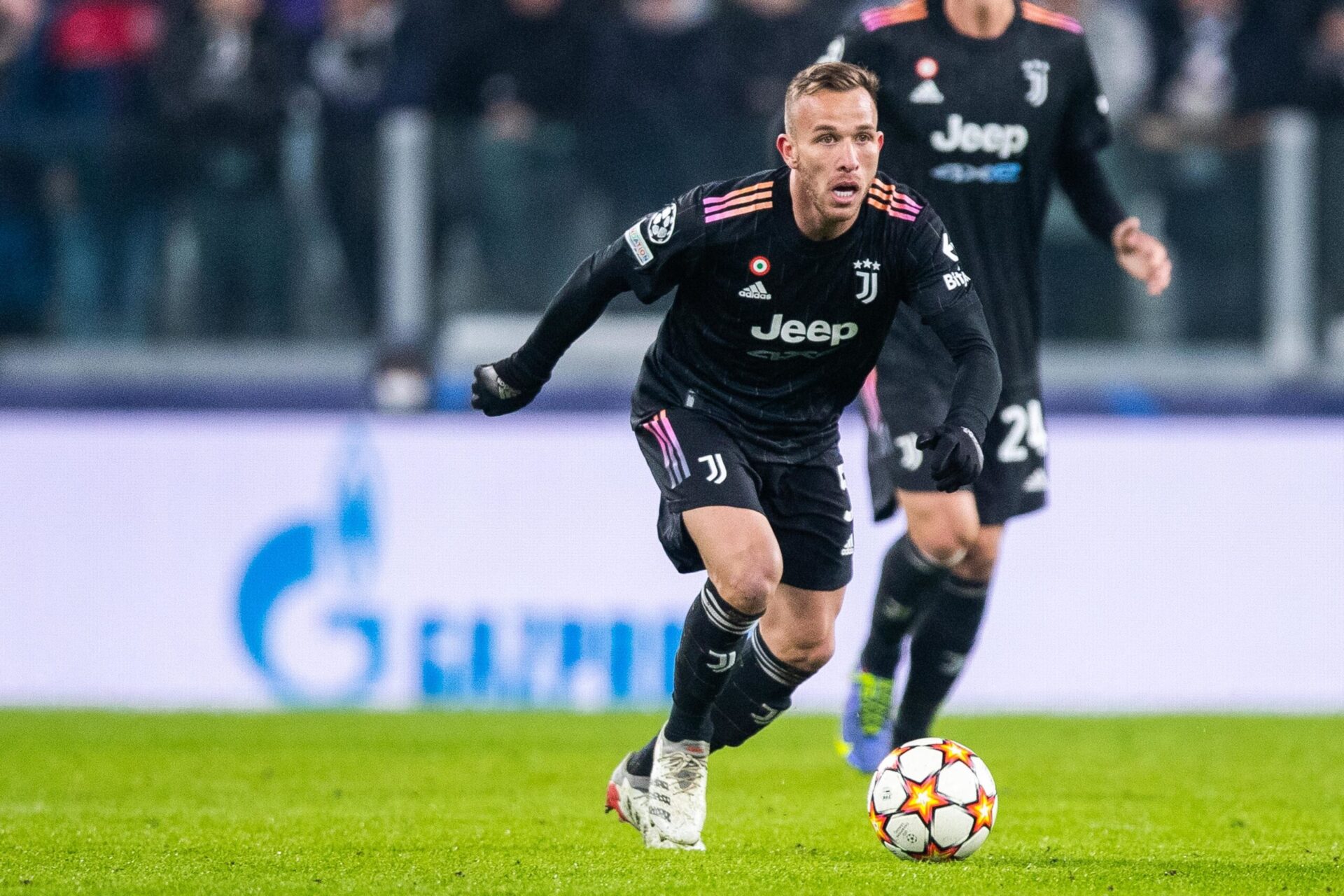Arthur, sous le maillot de la Juventus Turin en Ligue des champions contre Malmö, le 8 décembre 2021. Icon Sport Arthur, sous le maillot de la Juventus Turin en Ligue des champions contre Malmö, le 8 décembre 2021. Icon Sport