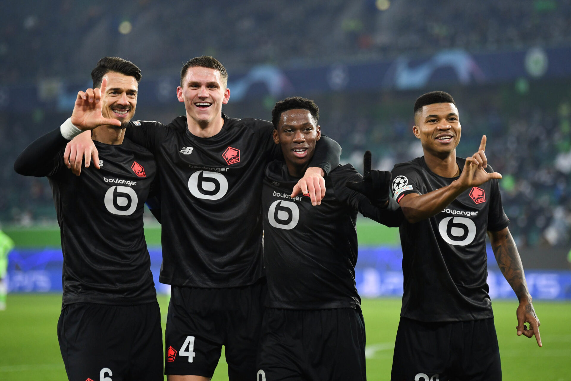 Les joueurs de Lille tout sourire apr&egrave;s la qualification pour les huiti&egrave;mes de finale de la Ligue des champions. Icon Sport