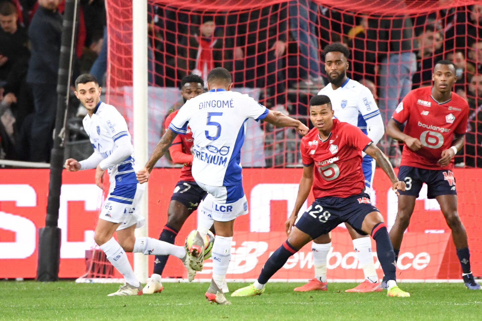 Dingom&eacute; a ouvert le score pour Troyes avec le but de la soir&eacute;e sur une superbe reprise de vol&eacute;e du gauche (iconsport)