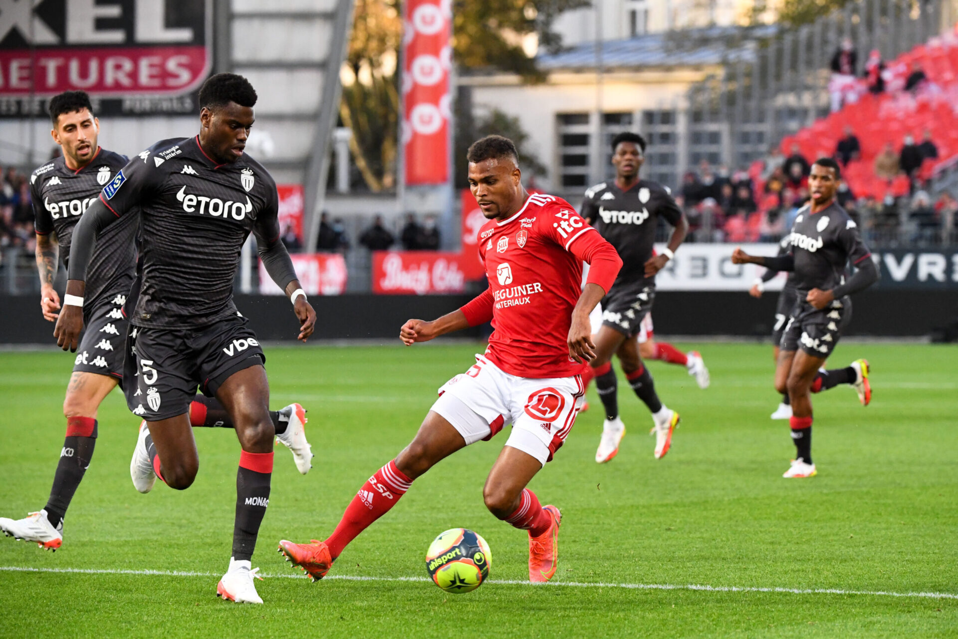 Grâce à deux succès en deux journées, Marseille et Gerson ont retrouvé la place de dauphin du PSG (iconsport) Grâce à deux succès en deux journées, Marseille et Gerson ont retrouvé la place de dauphin du PSG (iconsport)
