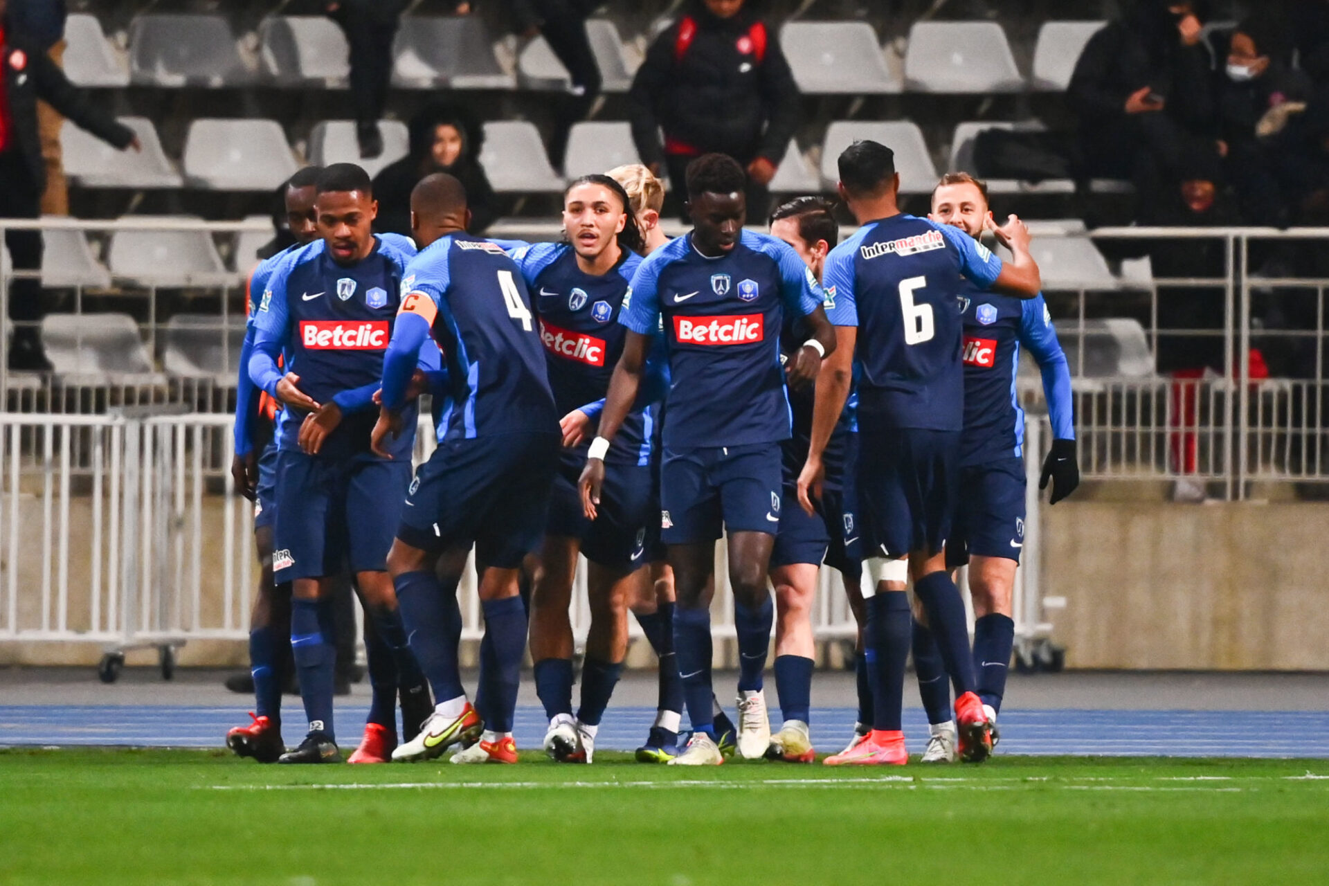 Des bagarres en tribunes entre supporters avaient forc&eacute; l'arbitre du match Paris FC - OL &agrave; arr&ecirc;ter d&eacute;finitivement la rencontre. Icon Sport 