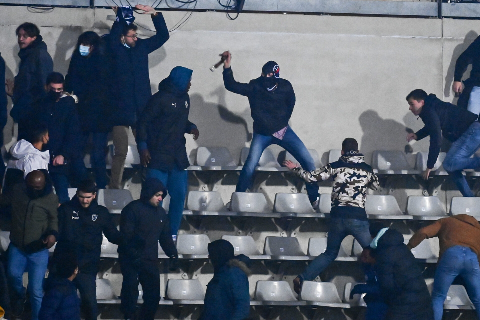 Un groupe d'individus malveillants &agrave; l'origine des incidents qui ont eu lieu lors de la mi-temps de Paris FC-OL. (@iconsport)