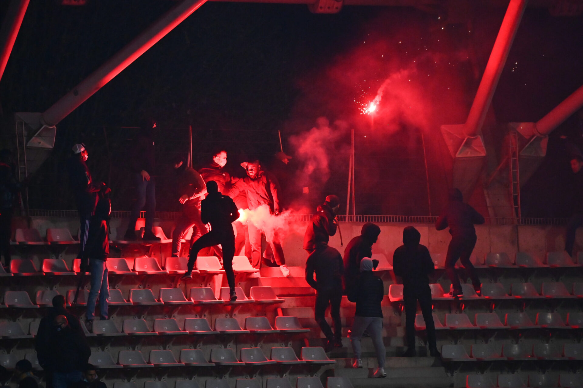 Des supporters, pour certains encagoul&eacute;s et arm&eacute;s de ceintures, s'en sont pris &agrave; d'autres ce vendredi 17 d&eacute;cembre lors de Paris FC - OL (iconsport)
