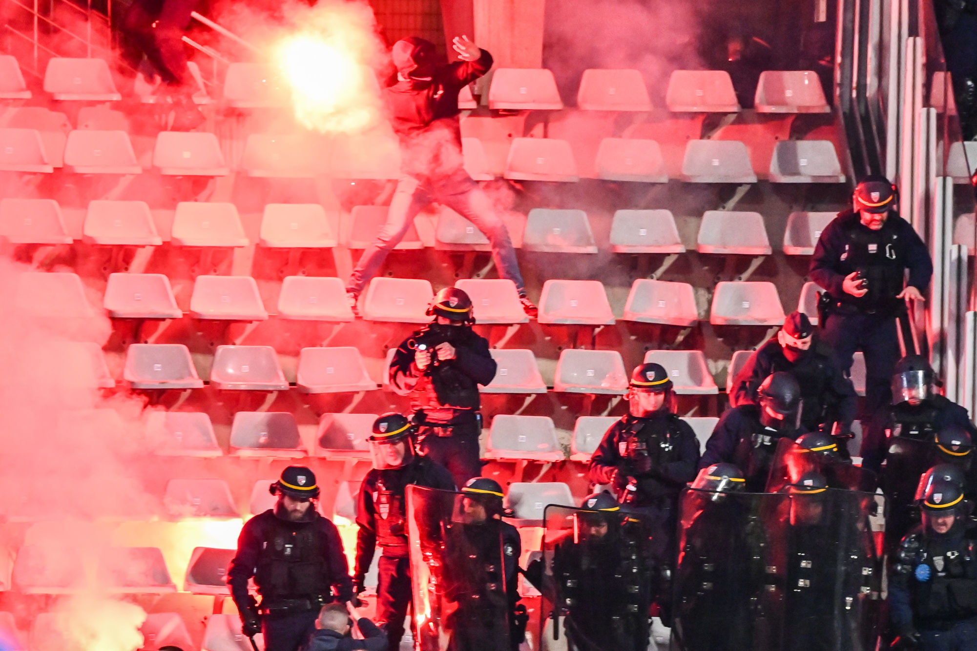 Des affrontements avaient eu lieu dans les tribunes de Charléty à la mi-temps des 32es de finale entre le Paris FC et l'OL. (Icon Sport)