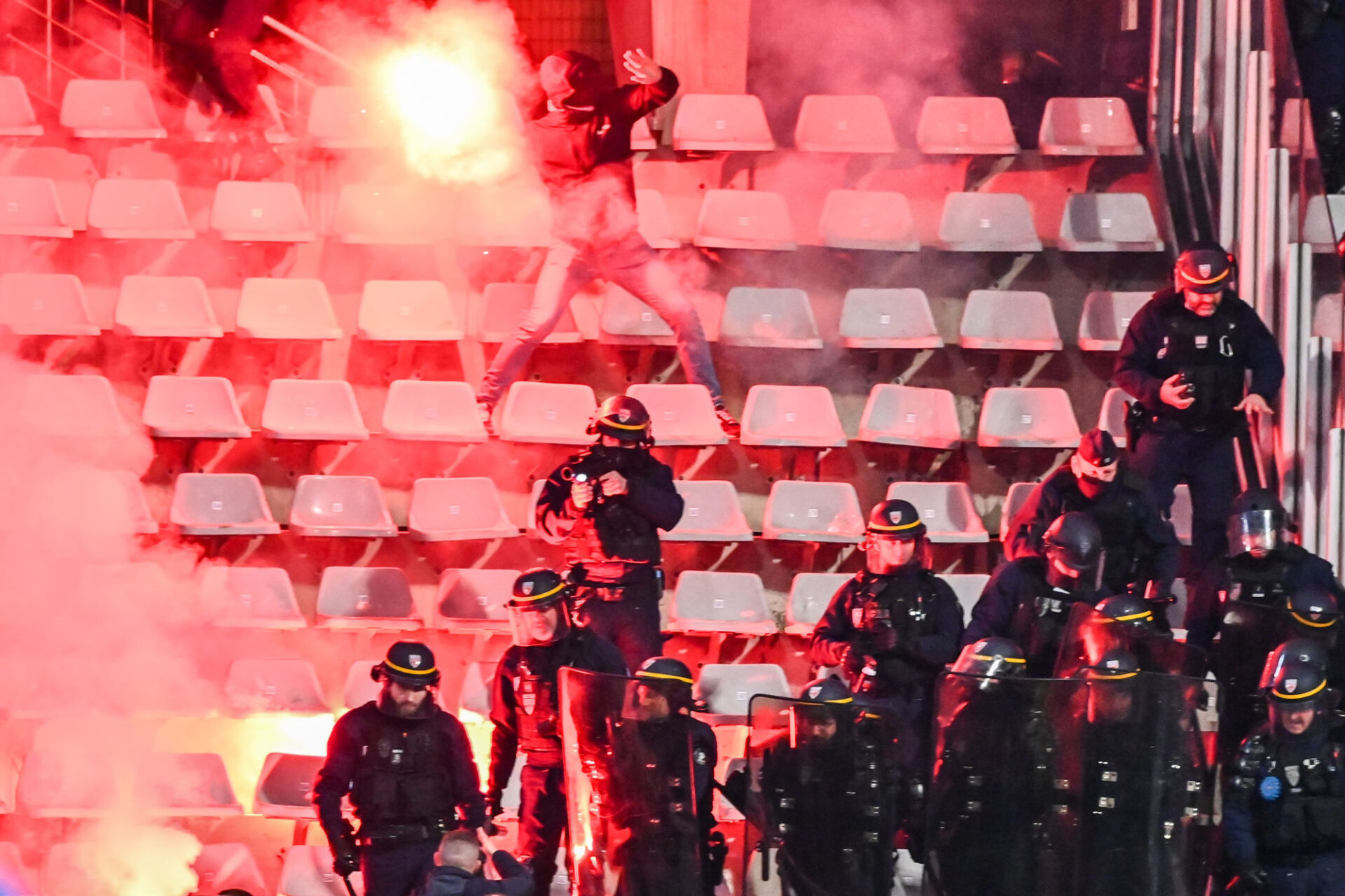 Un supporter cagoul&eacute; lance un fumig&egrave;ne lors de Paris FC-OL, vendredi 17 d&eacute;cembre. Icon Sport