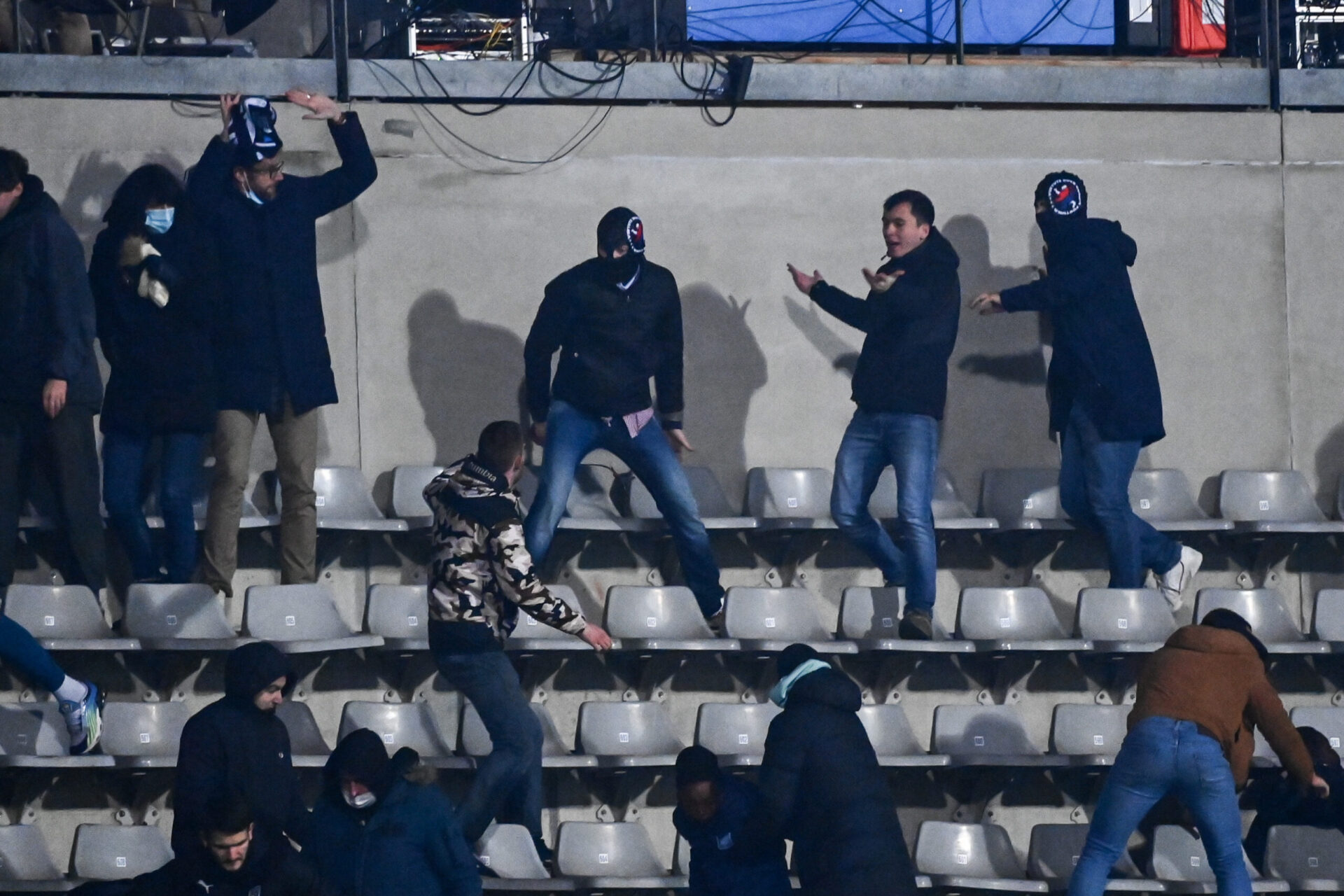 Des supporters, pour certains encagoul&eacute;s et arm&eacute;s de ceintures, s'en sont pris &agrave; d'autres ce vendredi 17 d&eacute;cembre lors de Paris FC - OL (iconsport)