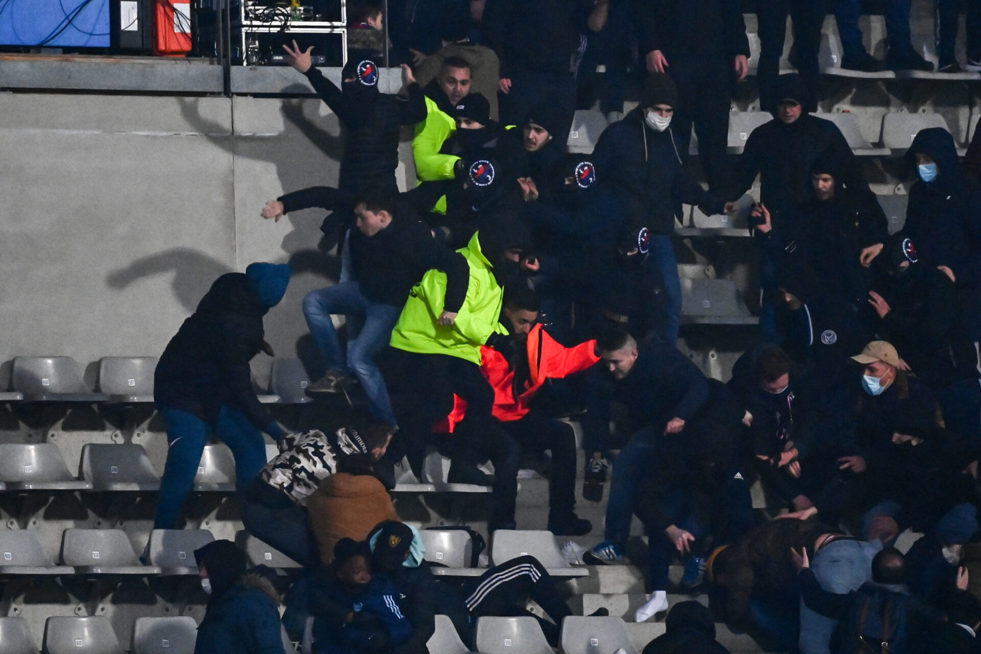 Y avait-il des ultras parisiens lors des affrontements &agrave; la mi-temps de Paris FC-OL ? (@iconsport)
