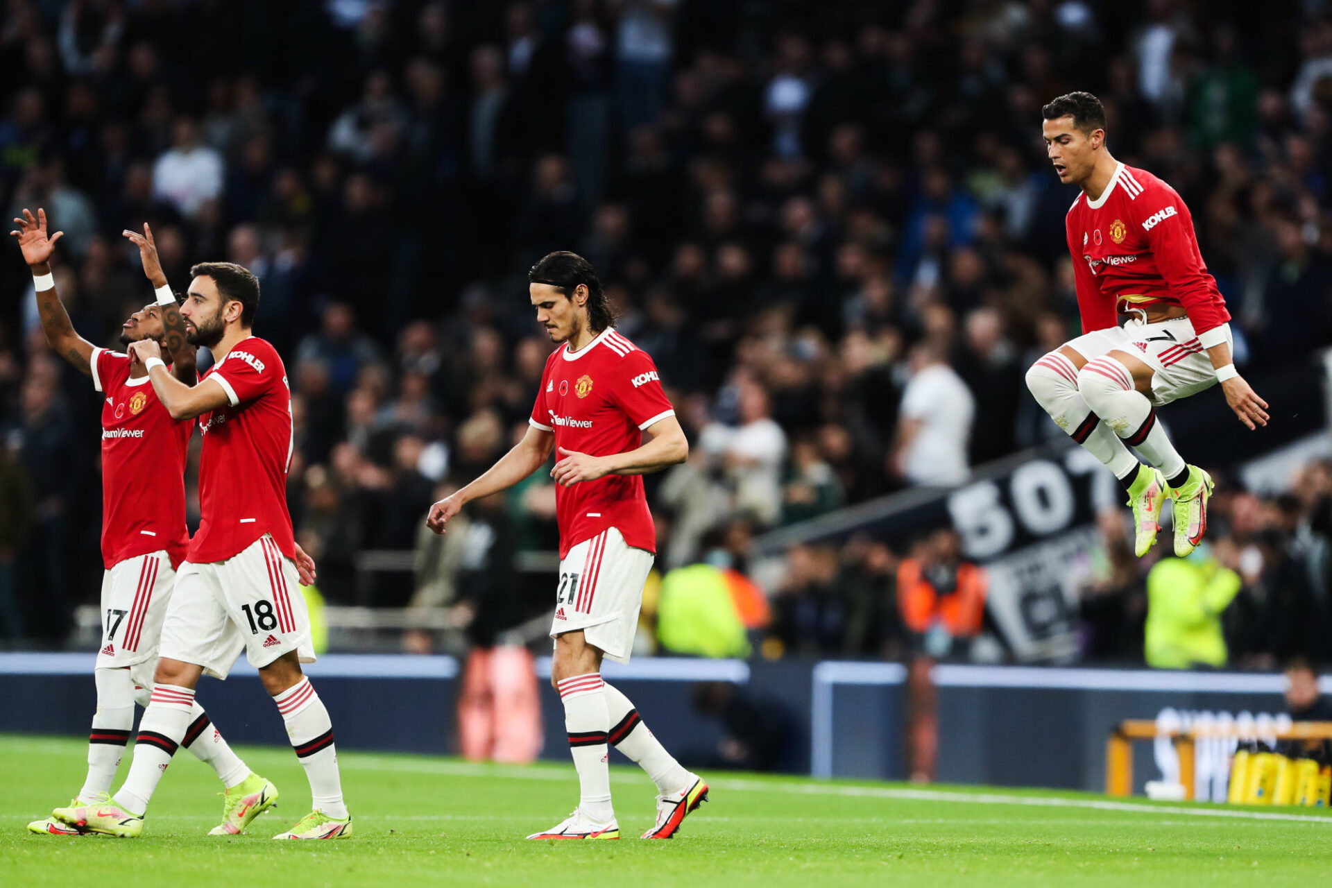Edinson Cavani est barr&eacute; par Cristiano Ronaldo &agrave; Manchester United. Icon Sport