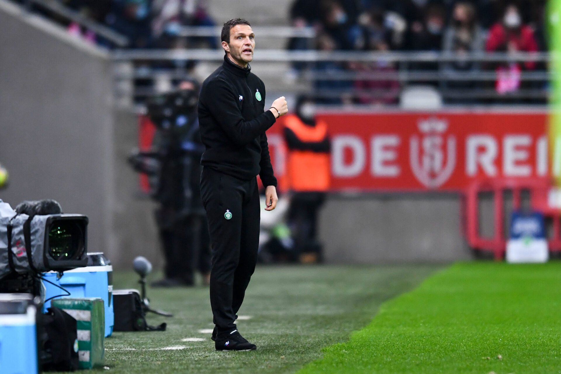 Julien Sabl&eacute; sur le banc des Verts (iconsport)