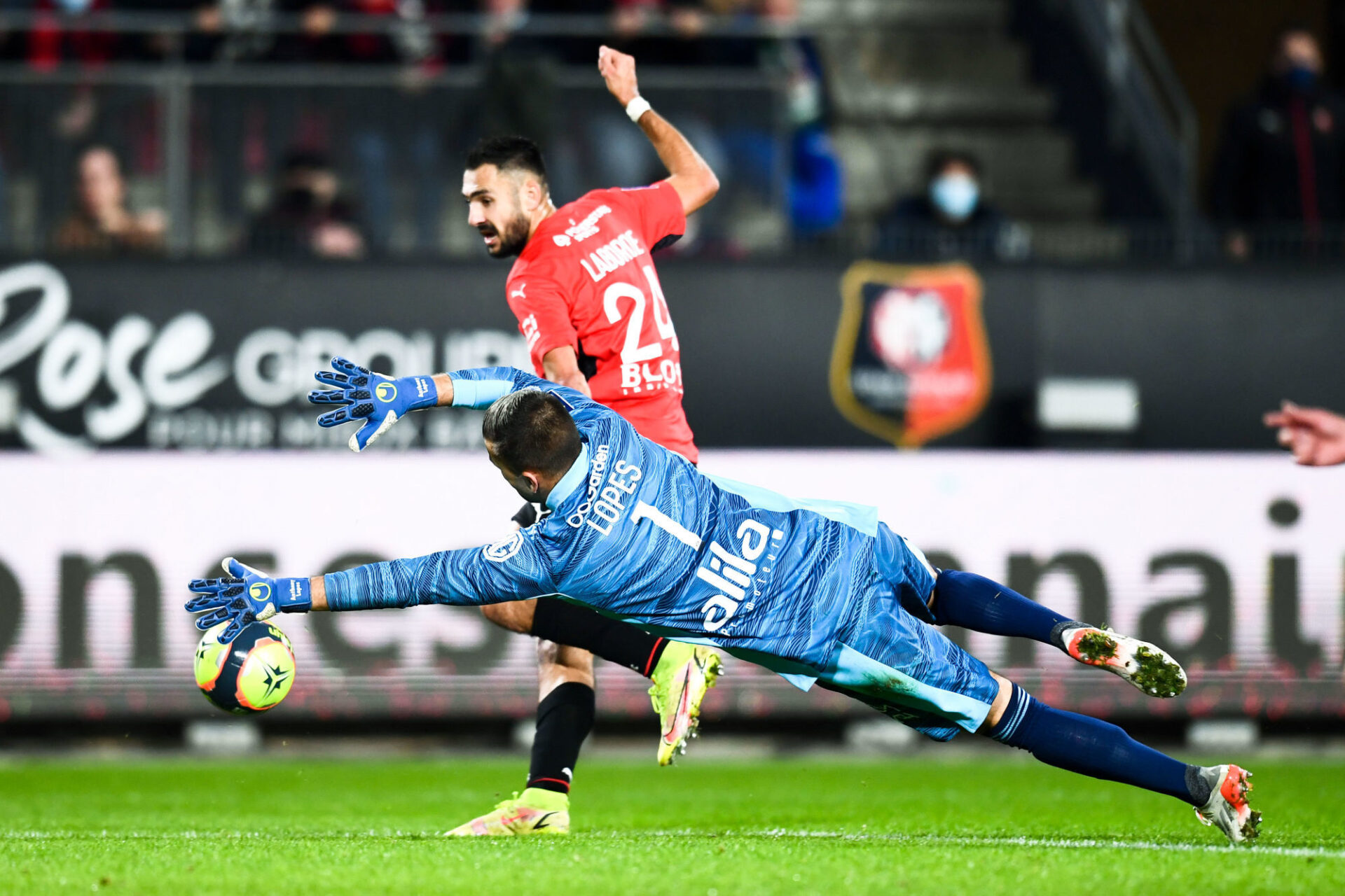 Gaetan Laborde et Anthony Lopes lors de la victoire de Rennes 4-1 contre Lyon, 07/11/2021. (@iconsport)