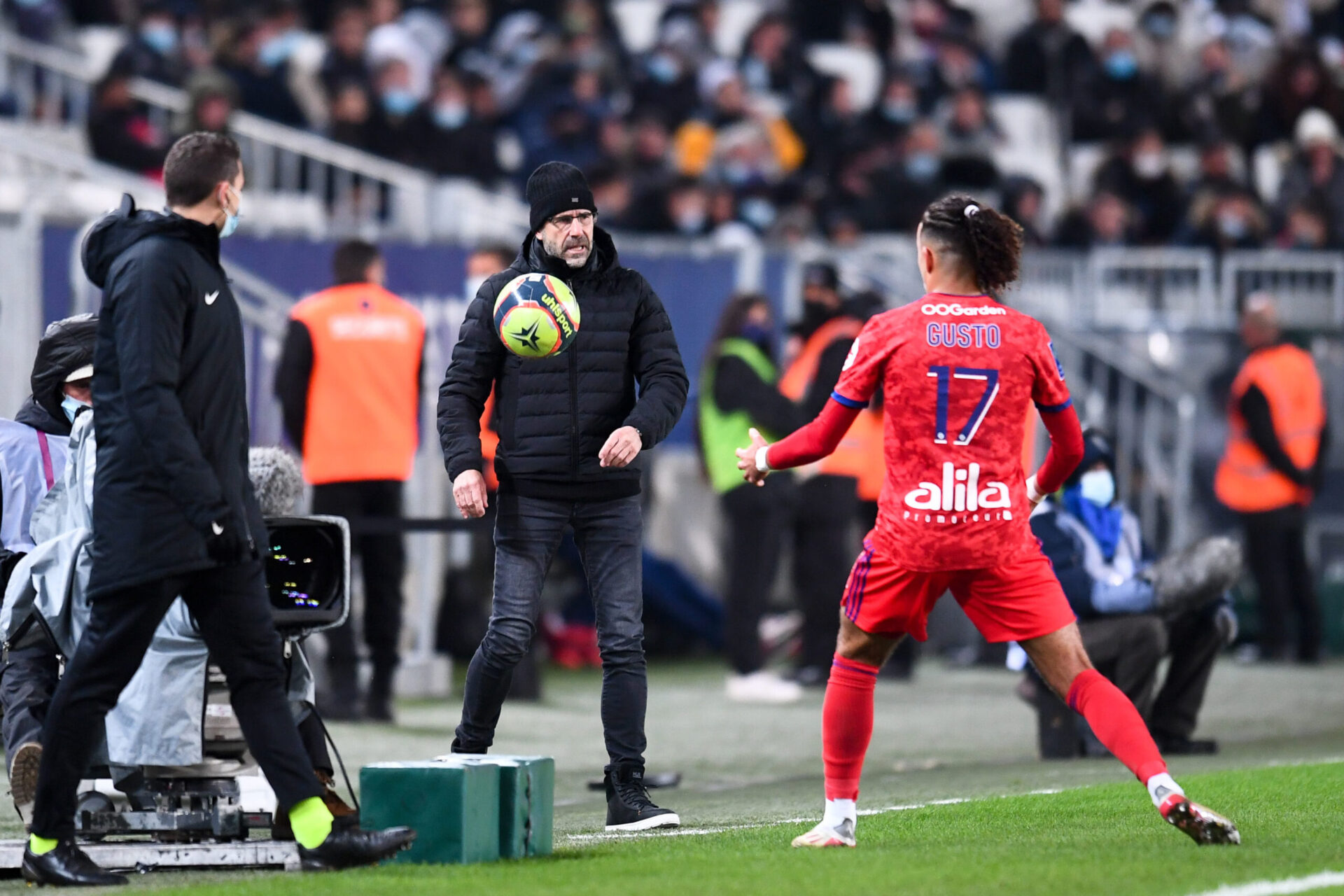 Peter Bosz sur le banc lyonnais (iconsport) Peter Bosz sur le banc lyonnais (iconsport)