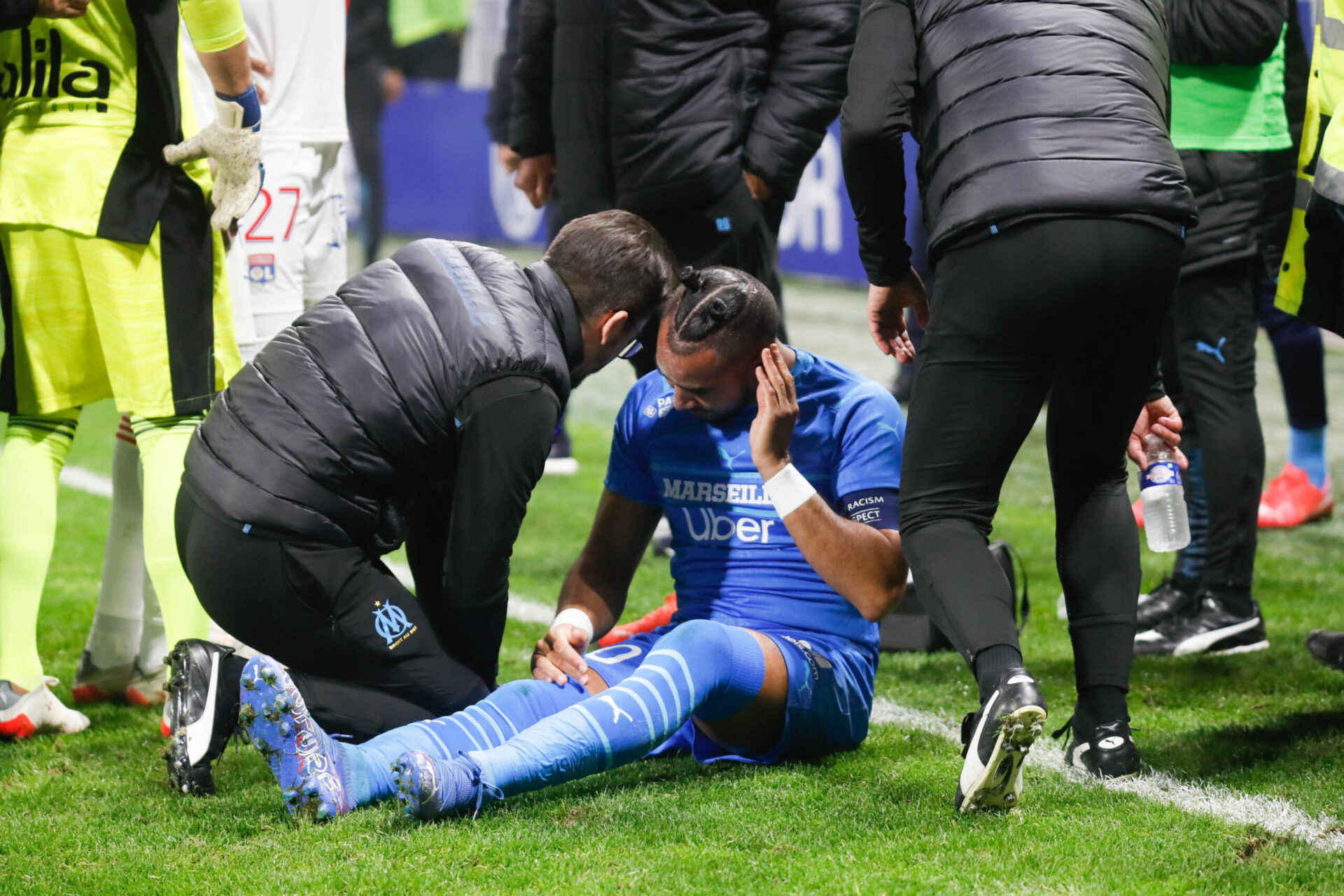 La bouteille lanc&eacute;e sur Payet avait provoqu&eacute; l'arr&ecirc;t du match entre l'OL et l'OM (iconsport)
