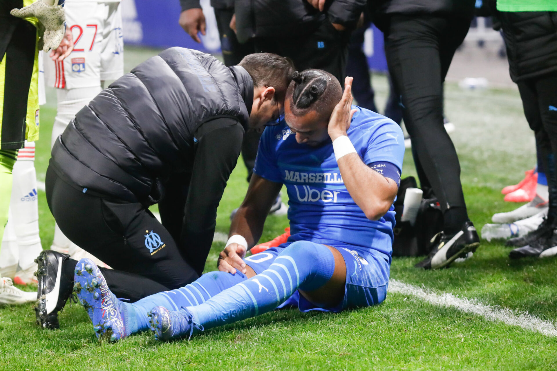 Dimitri Payet au sol, après avoir reçu une bouteille en pleine tête lors du match OL-OM, 21/11/2021. (@iconsport) Dimitri Payet au sol, après avoir reçu une bouteille en pleine tête lors du match OL-OM, 21/11/2021. (@iconsport)