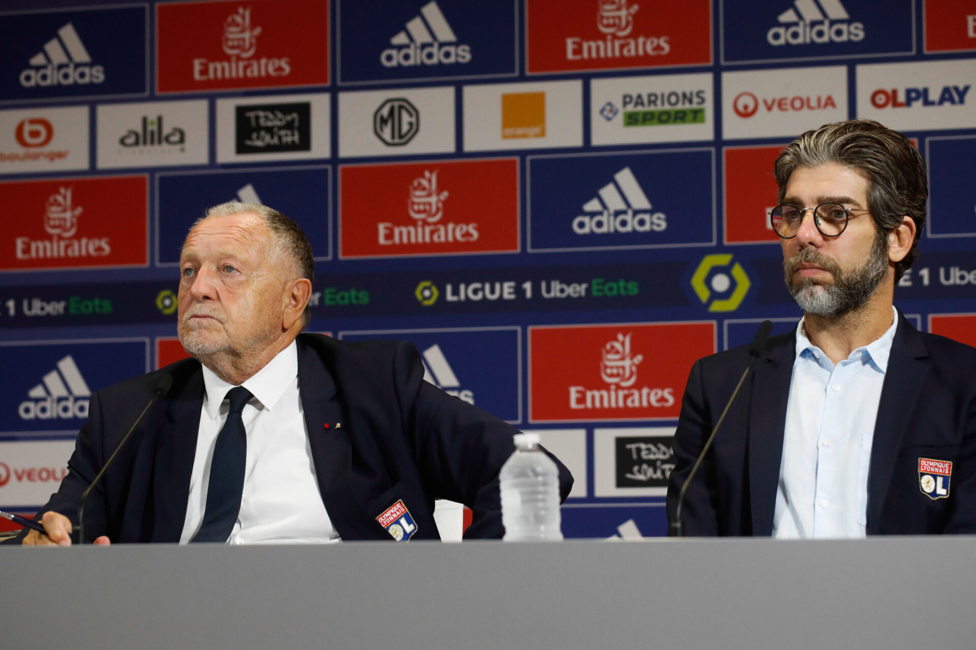 Juninho et Jean-Michel Aulas lors d'une conf&eacute;rence de presse de l'Olympique Lyonnais (IconSport)