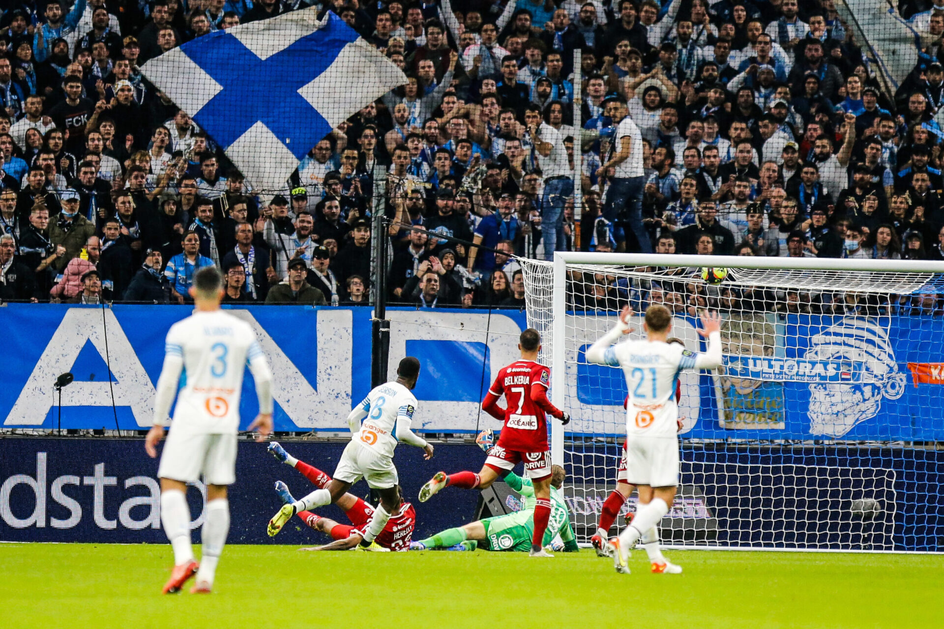 Après un appui sur Payet, Gerson a inscrit son deuxième but de la semaine et donné l'avantage à Marseille (iconsport) Après un appui sur Payet, Gerson a inscrit son deuxième but de la semaine et donné l'avantage à Marseille (iconsport)