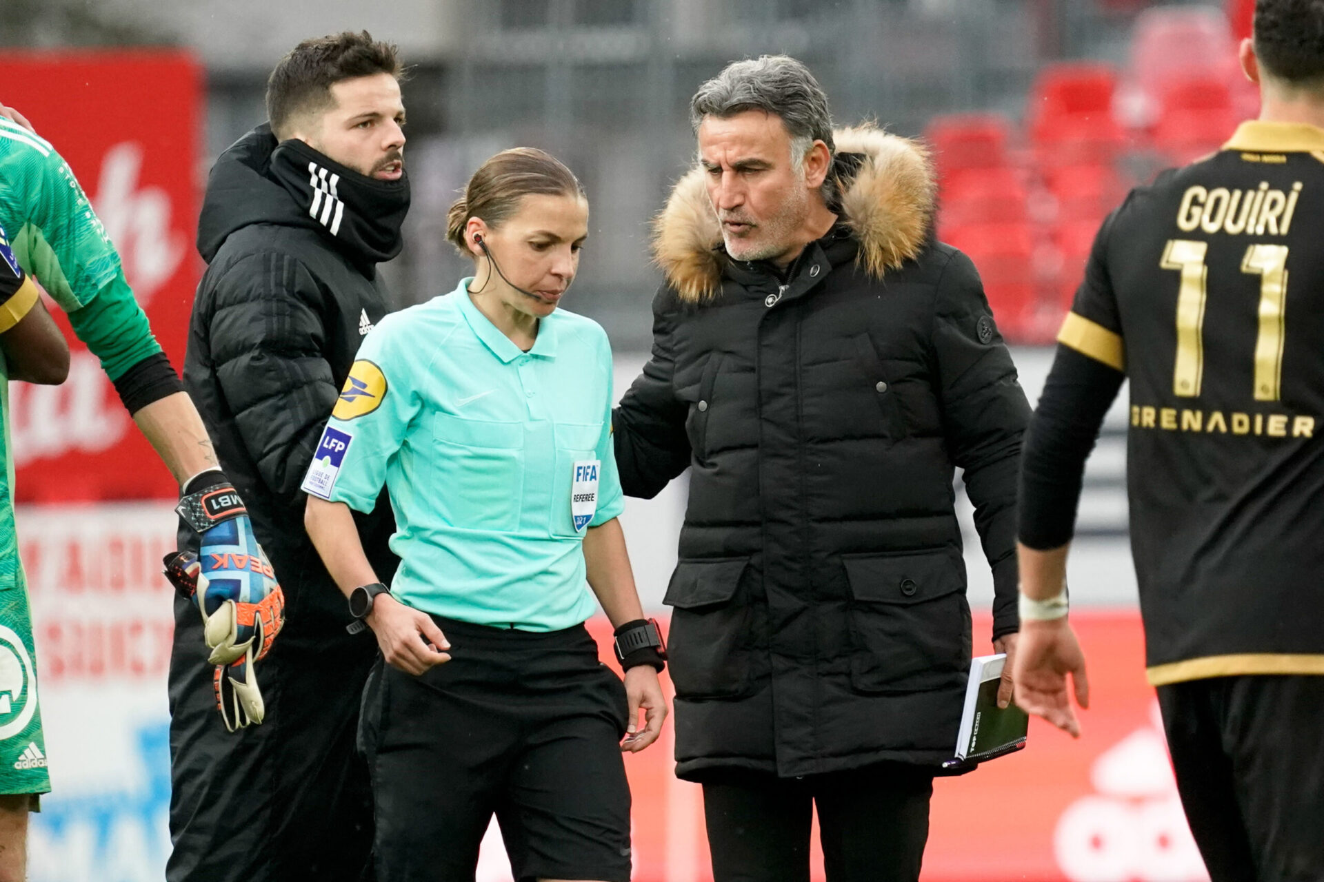 Christophe Galtier, en discussion avec l'arbitre de la rencontre Brest-Nice, Stéphanie Frappart. Icon Sport Christophe Galtier, en discussion avec l'arbitre de la rencontre Brest-Nice, Stéphanie Frappart. Icon Sport
