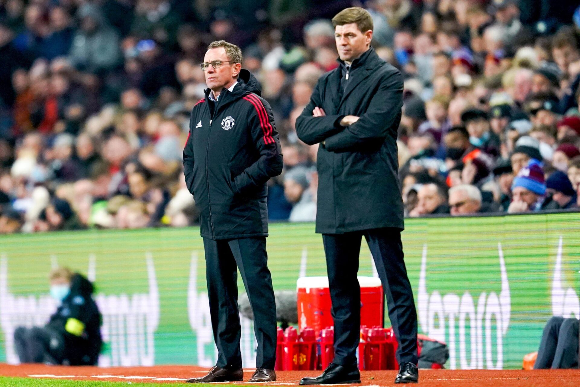 Ralf Rangnick, entra&icirc;neur int&eacute;rimaire de Manchester United, aux c&ocirc;t&eacute;s de Steven Gerrard lors de United-Aston Villa. Icon Sport
