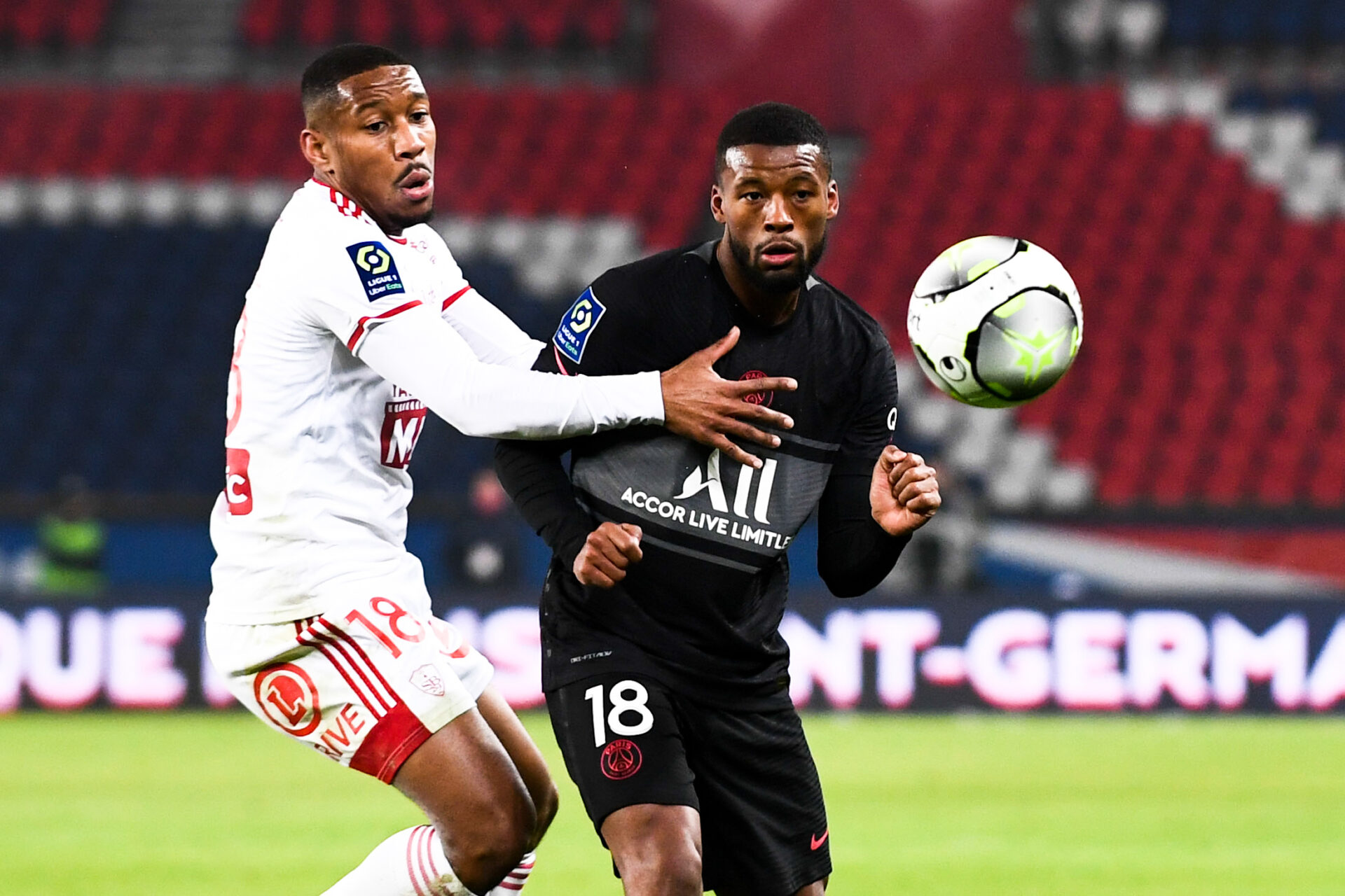 Wijnaldum, &agrave; la lutte avec Pierre-Gabriel lors de la rencontre entre le PSG et Brest en Ligue 1. Icon Sport