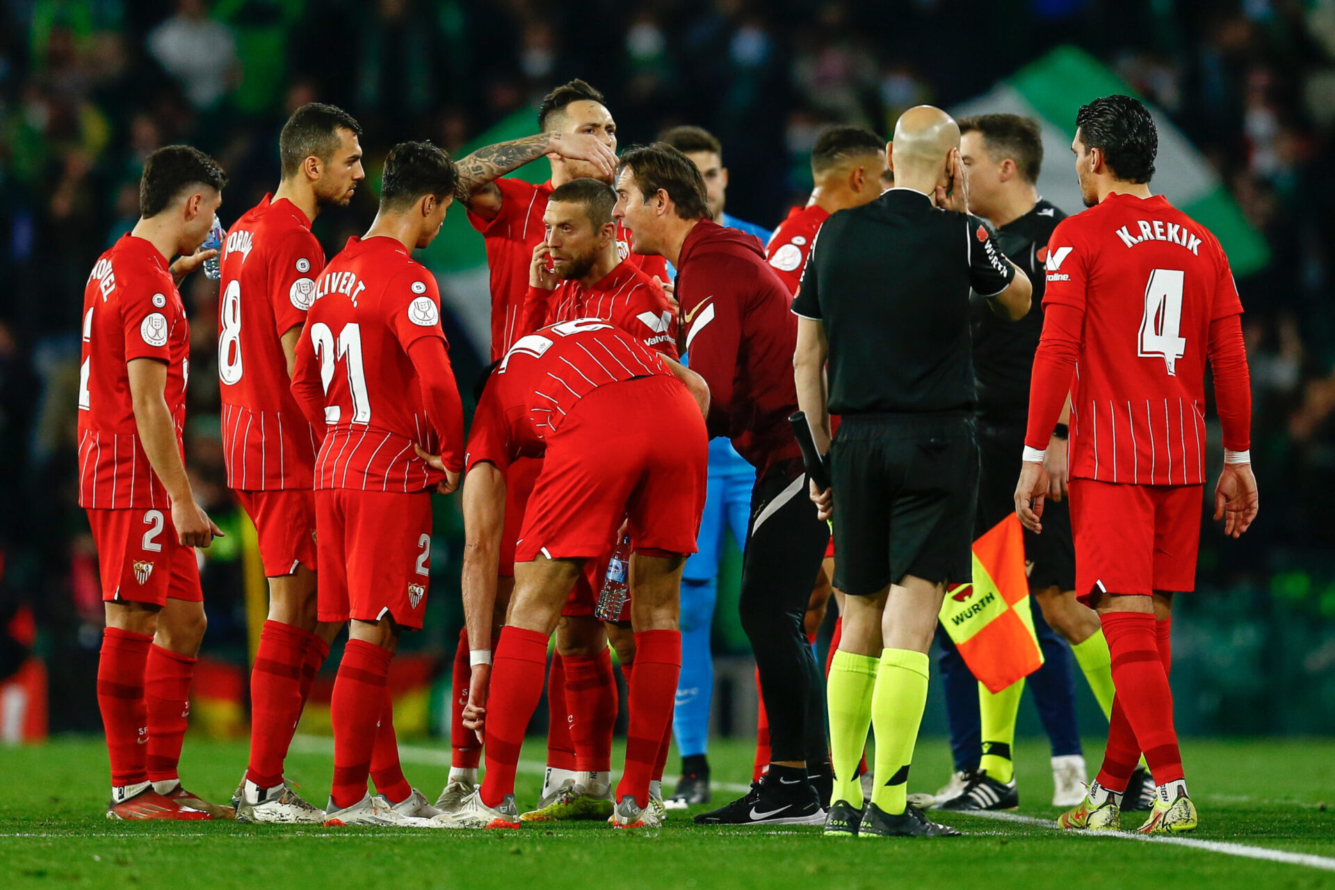 Julen Lopetegui, entouré par ses joueurs lors du derby sévillan face au Betis, en Coupe du Roi. Icon Sport Julen Lopetegui, entouré par ses joueurs lors du derby sévillan face au Betis, en Coupe du Roi. Icon Sport