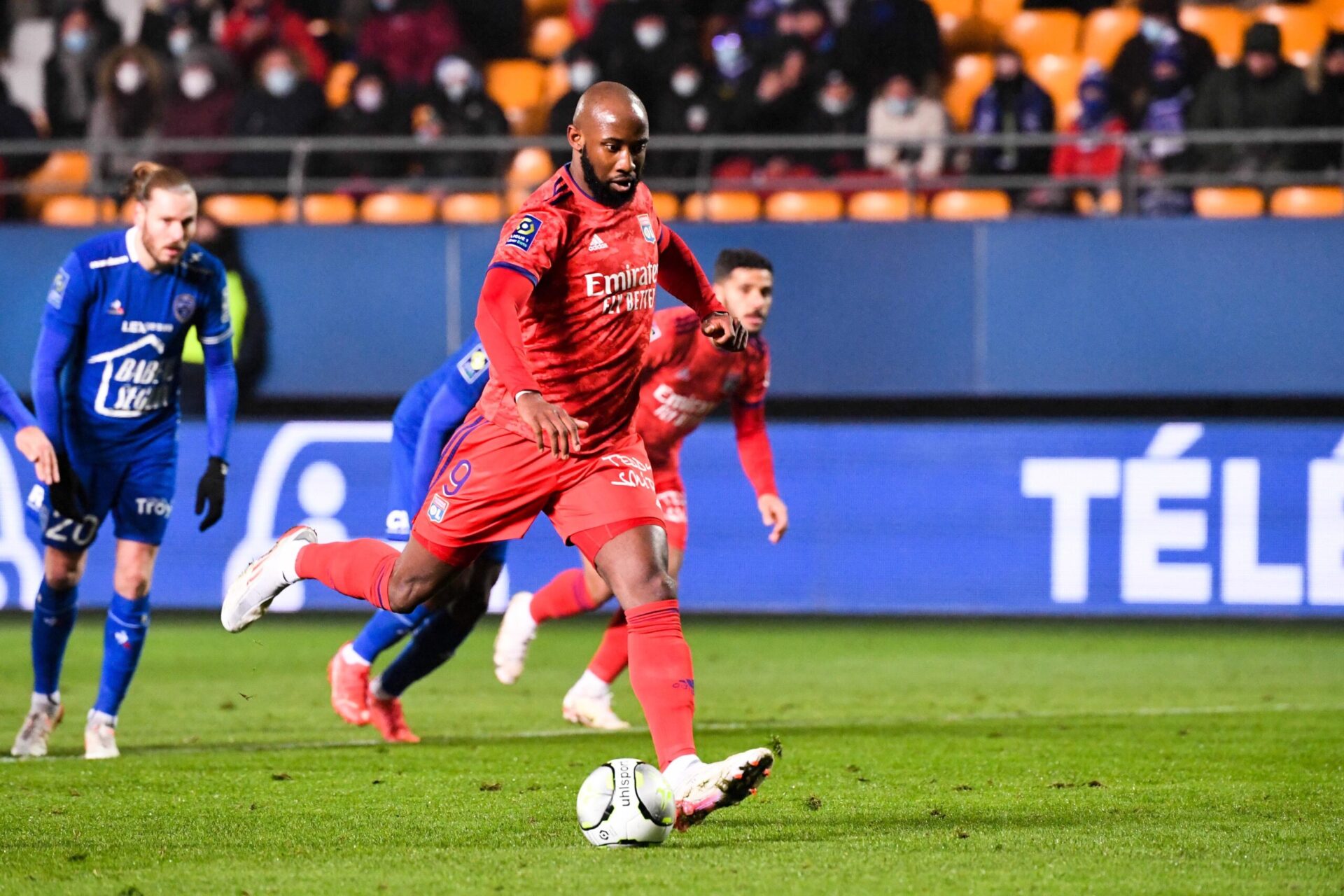 Moussa Demb&eacute;l&eacute;, sur p&eacute;nalty, a donn&eacute; la victoire &agrave; l'OL sur la pelouse de l'ESTAC. Icon Sport