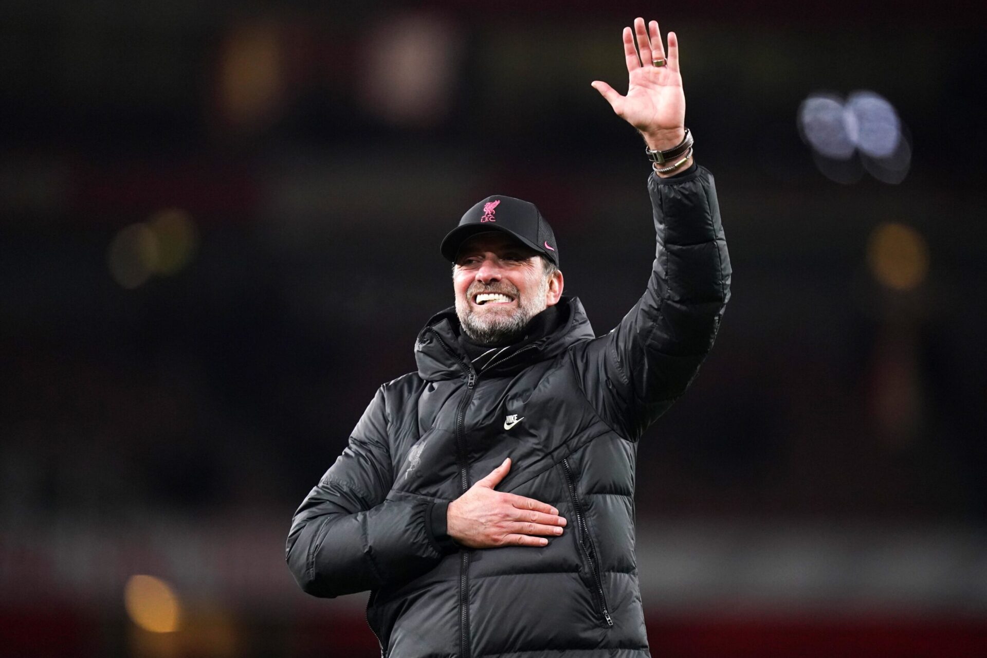 Klopp a f&ecirc;t&eacute; la victoire des Reds d'une dr&ocirc;le de mani&egrave;re avec les fans crois&eacute;s devant le bus de son &eacute;quipe (iconsport)