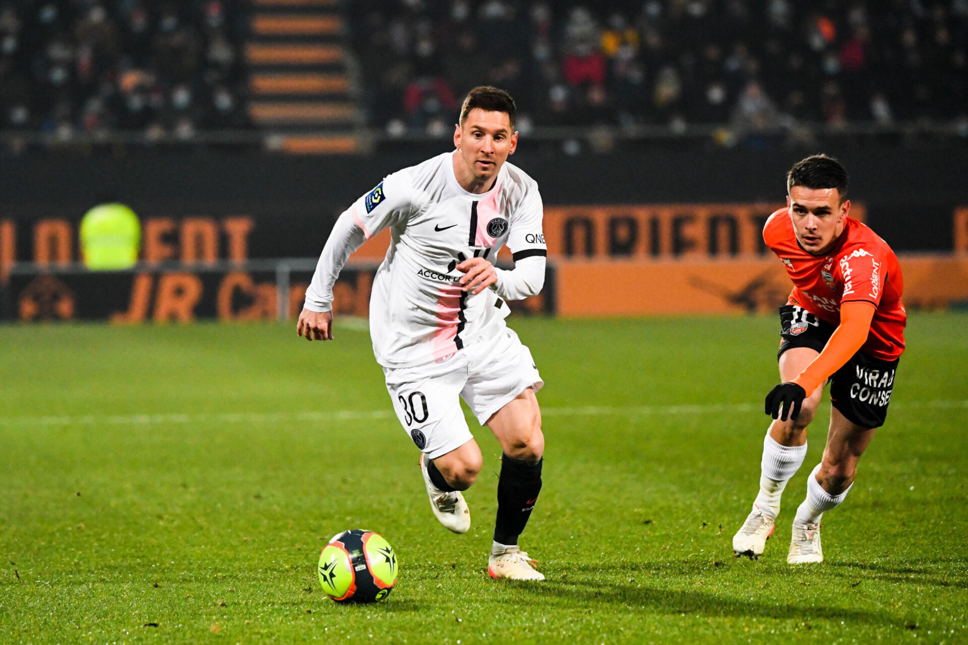 Lionel Messi, sur la pelouse du Moustoir face à Lorient en Ligue 1. Icon Sport Lionel Messi, sur la pelouse du Moustoir face à Lorient en Ligue 1. Icon Sport