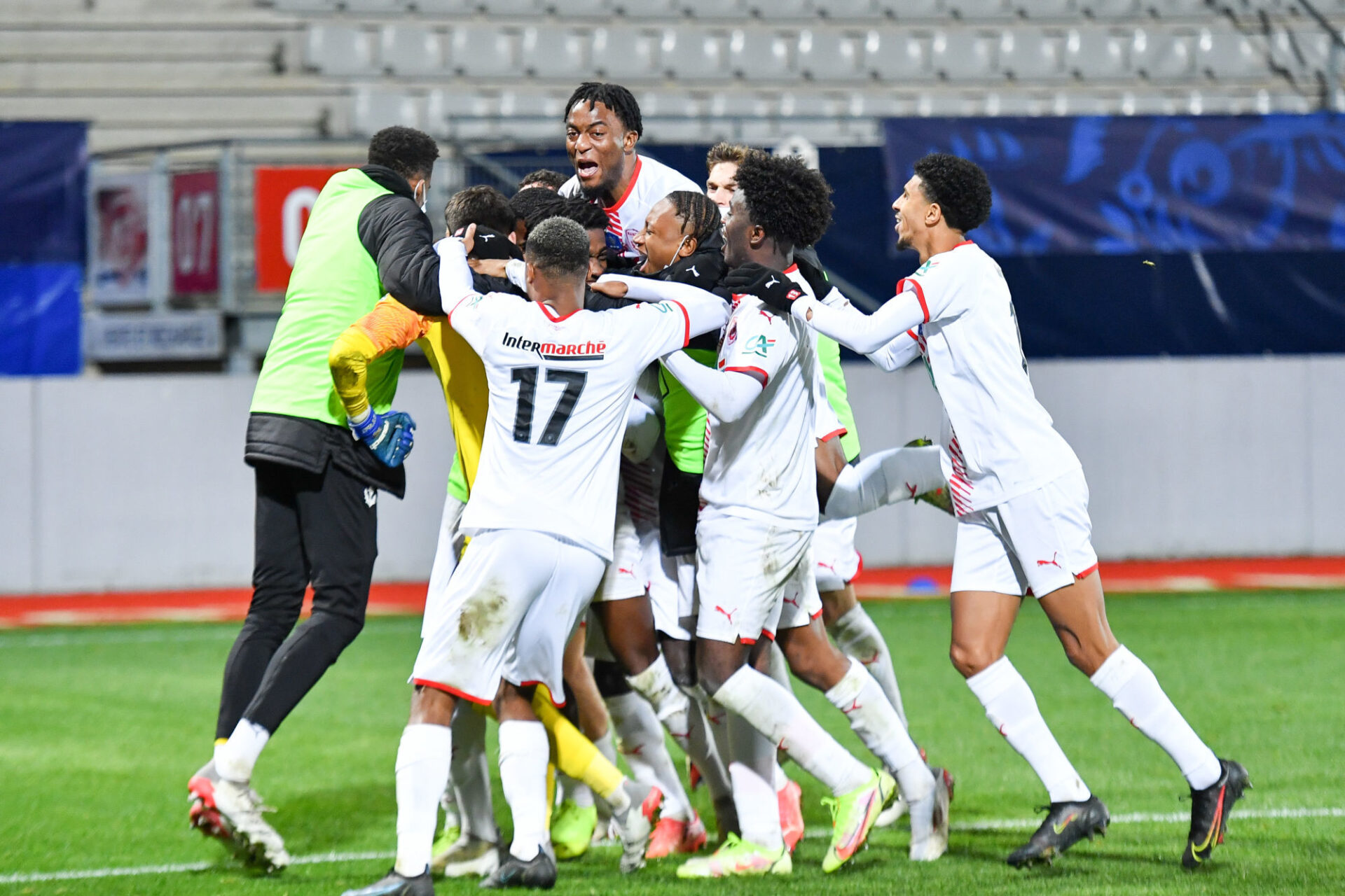 Steve Mandanda a su garder sa cage inviol&eacute;e contre Chauvigny. Icon Sport
