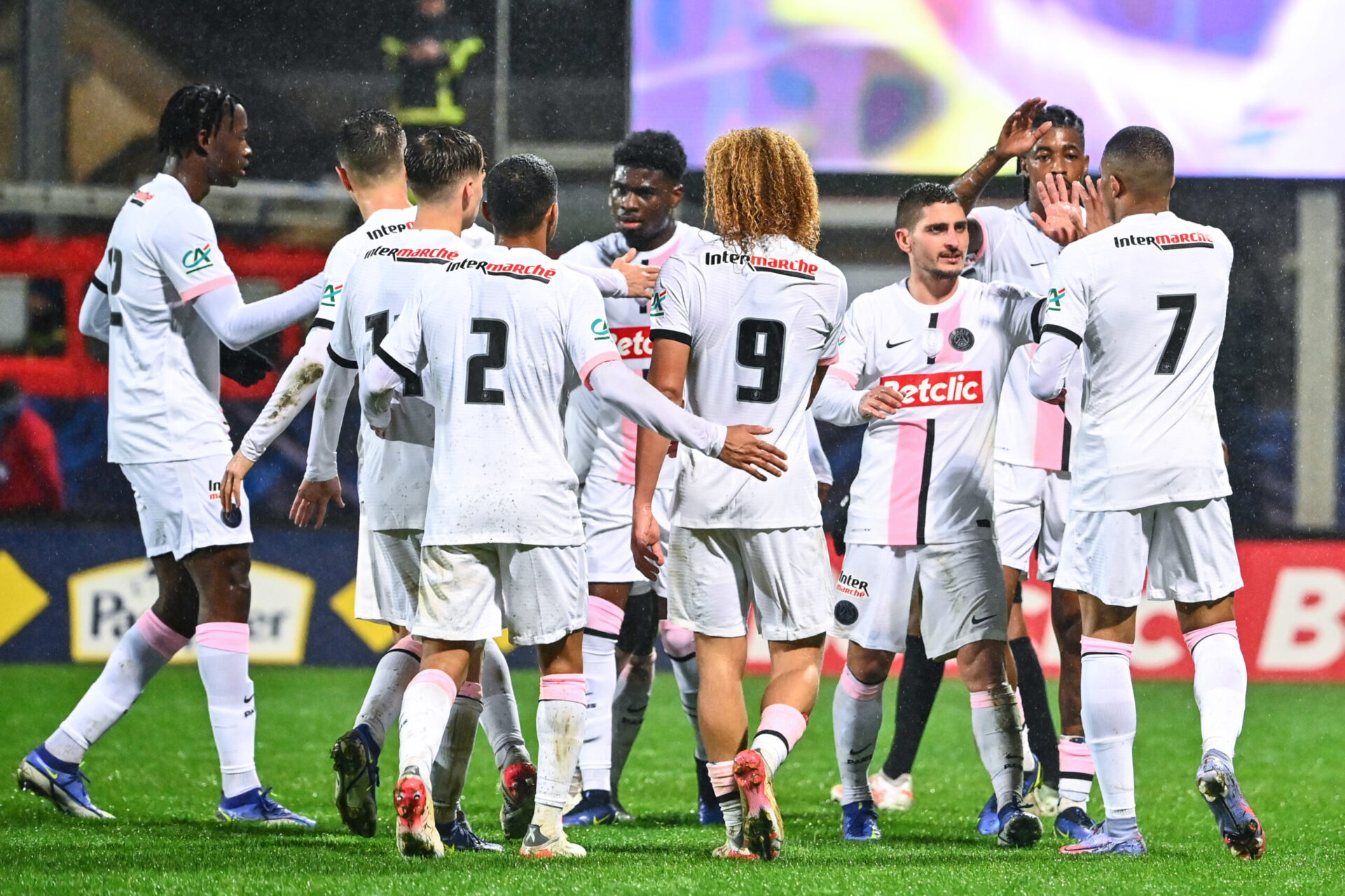 Gigio Donnarumma avec Marco Verratti, après la victoire du PSG contre l'AS Monaco au Parc des Princes, en Ligue 1. Icon Sport Gigio Donnarumma avec Marco Verratti, après la victoire du PSG contre l'AS Monaco au Parc des Princes, en Ligue 1. Icon Sport