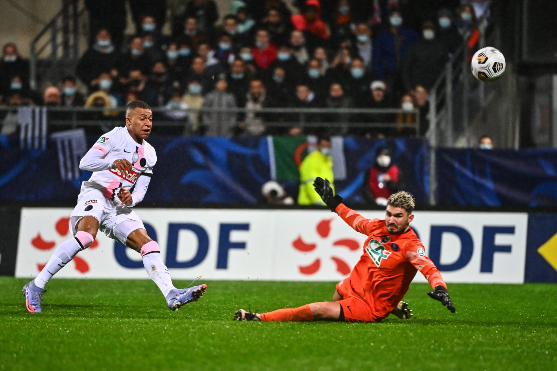 Le jeune Edouard Michut était titulaire sur la pelouse de Vannes avec le PSG, en seizième de finale de Coupe de France. Icon Sport Le jeune Edouard Michut était titulaire sur la pelouse de Vannes avec le PSG, en seizième de finale de Coupe de France. Icon Sport