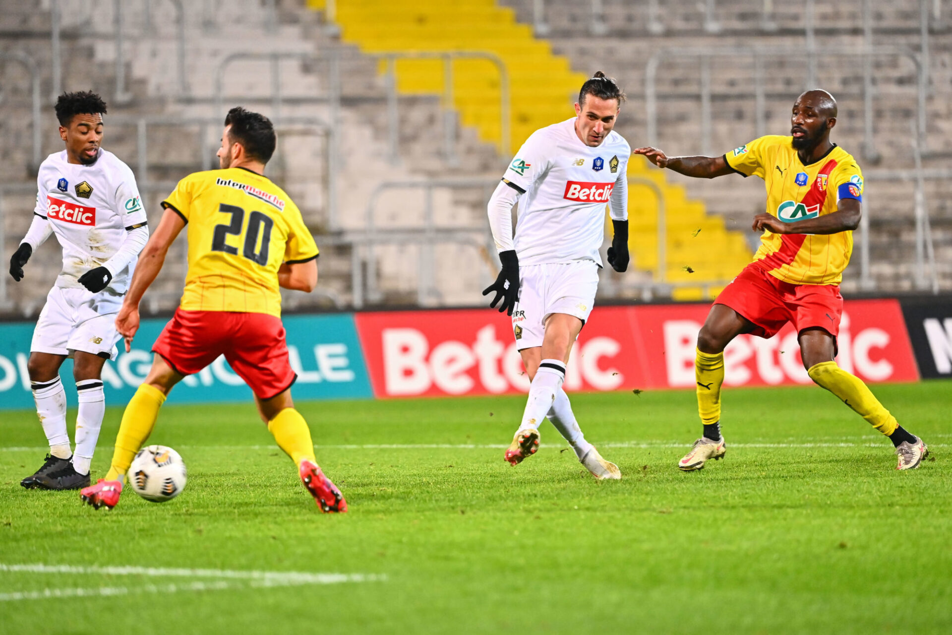 Yusuf Yazici (en blanc) a trouvé la barre en début de match pour Lille. Icon Sport Yusuf Yazici (en blanc) a trouvé la barre en début de match pour Lille. Icon Sport