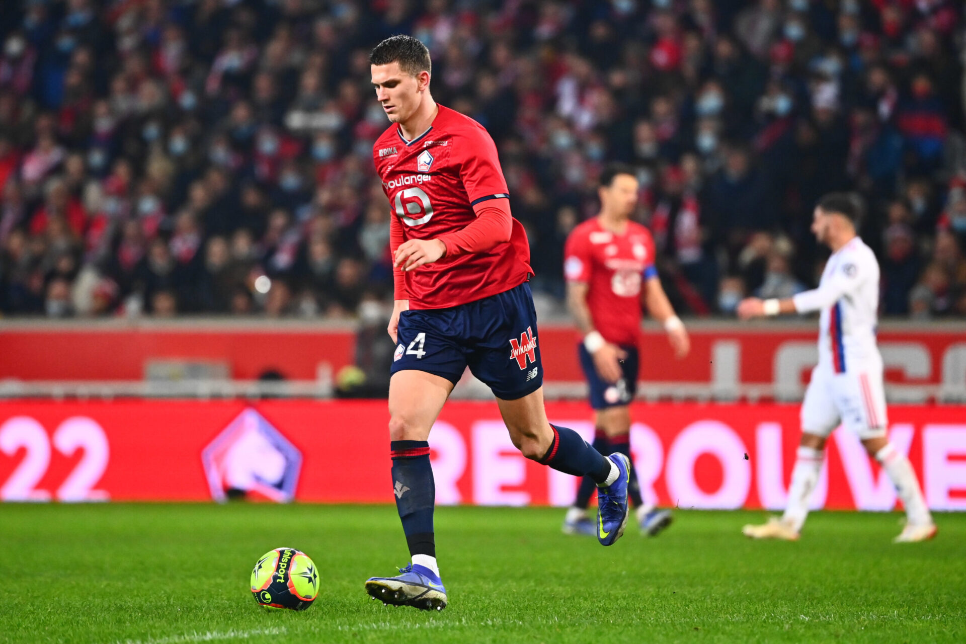 Sven Botman a un bon de sortie avec le LOSC, mais le club lillois ne le bradera pas. Icon Sport