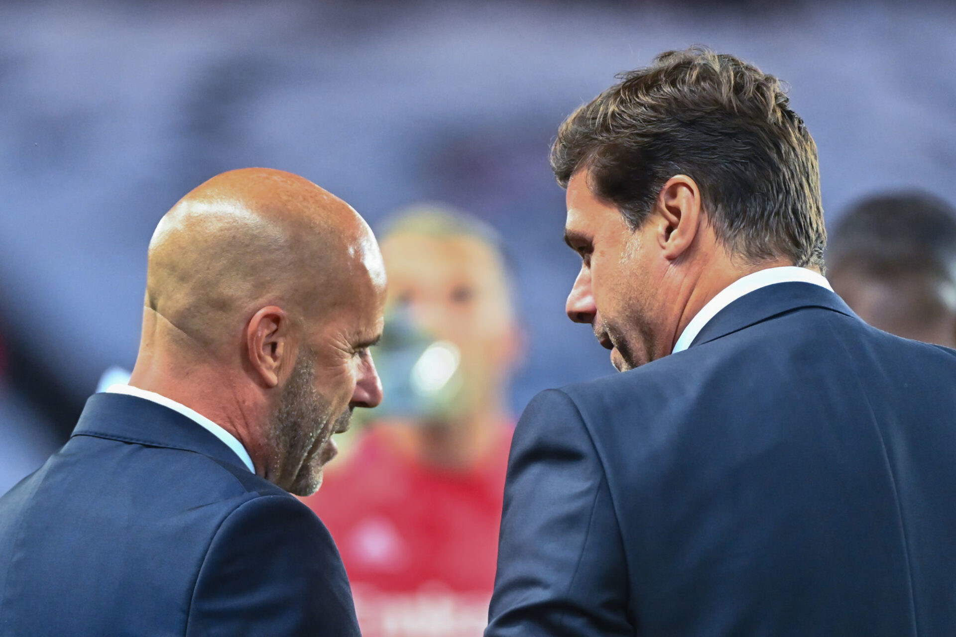 Mauricio Pochettino (&agrave; droite) tient Peter Bosz, l'entra&icirc;neur de l'OL (&agrave; gauche), en haute estime. Icon Sport