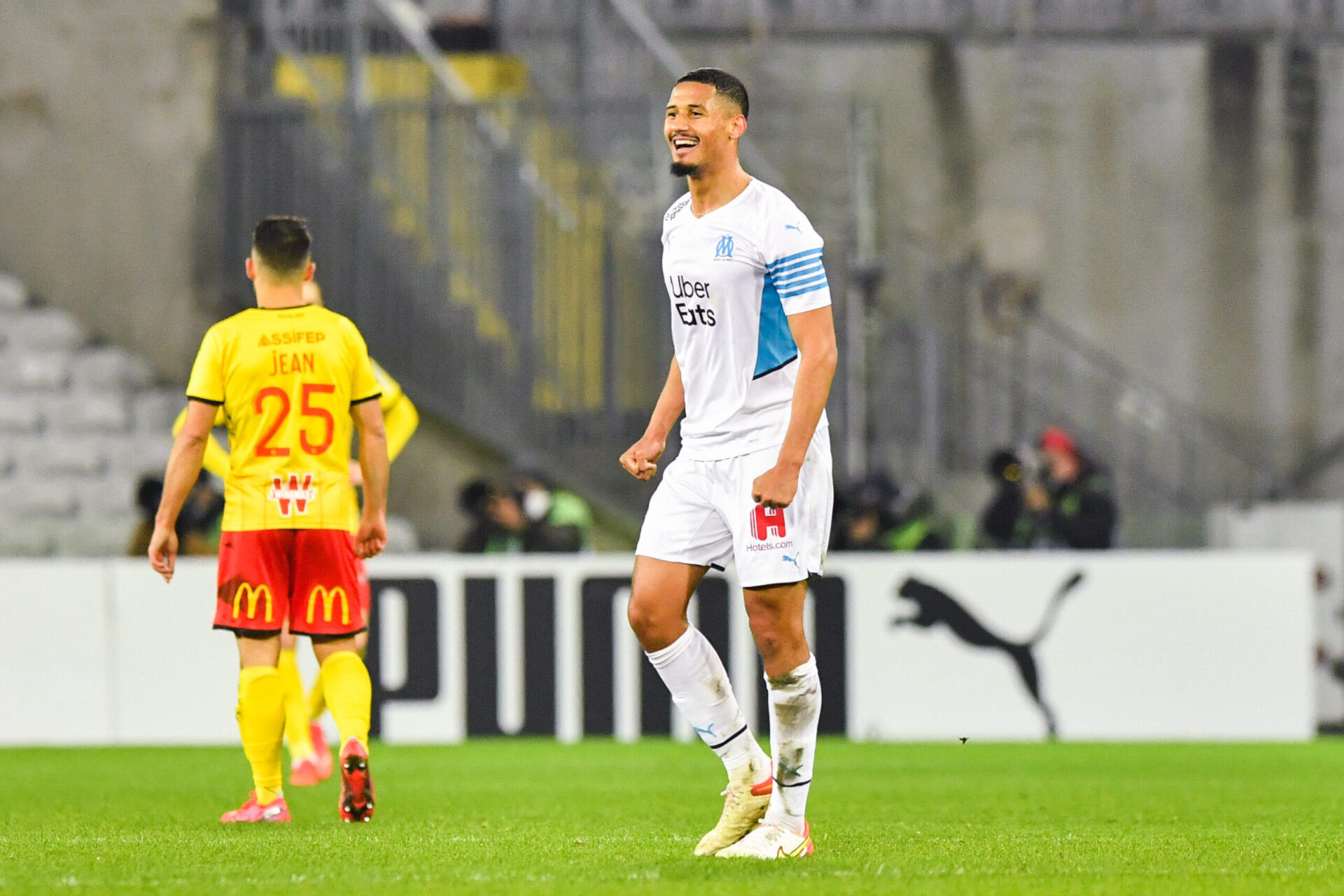 William Saliba, sur la pelouse de Bollaert lors de la victoire de l'OM contre le RC Lens. Icon Sport