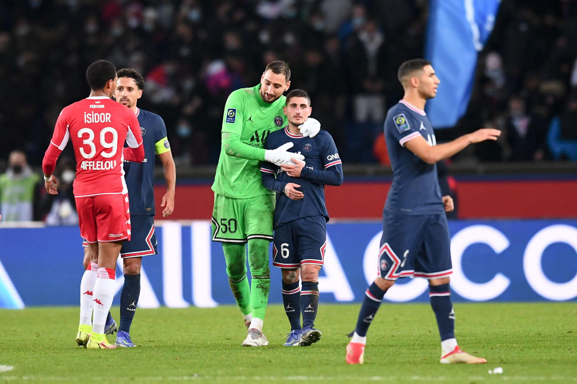 Gigio Donnarumma avec Marco Verratti, après la victoire du PSG contre l'AS Monaco au Parc des Princes, en Ligue 1. Icon Sport Gigio Donnarumma avec Marco Verratti, après la victoire du PSG contre l'AS Monaco au Parc des Princes, en Ligue 1. Icon Sport