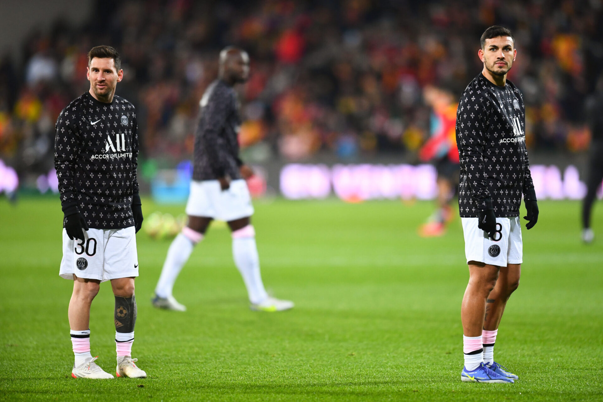 Leandro Paredes, aux c&ocirc;t&eacute;s de Lionel Messi sur la pelouse de Bollaert, &agrave; l'&eacute;chauffement avec Lens-PSG. Icon Sport