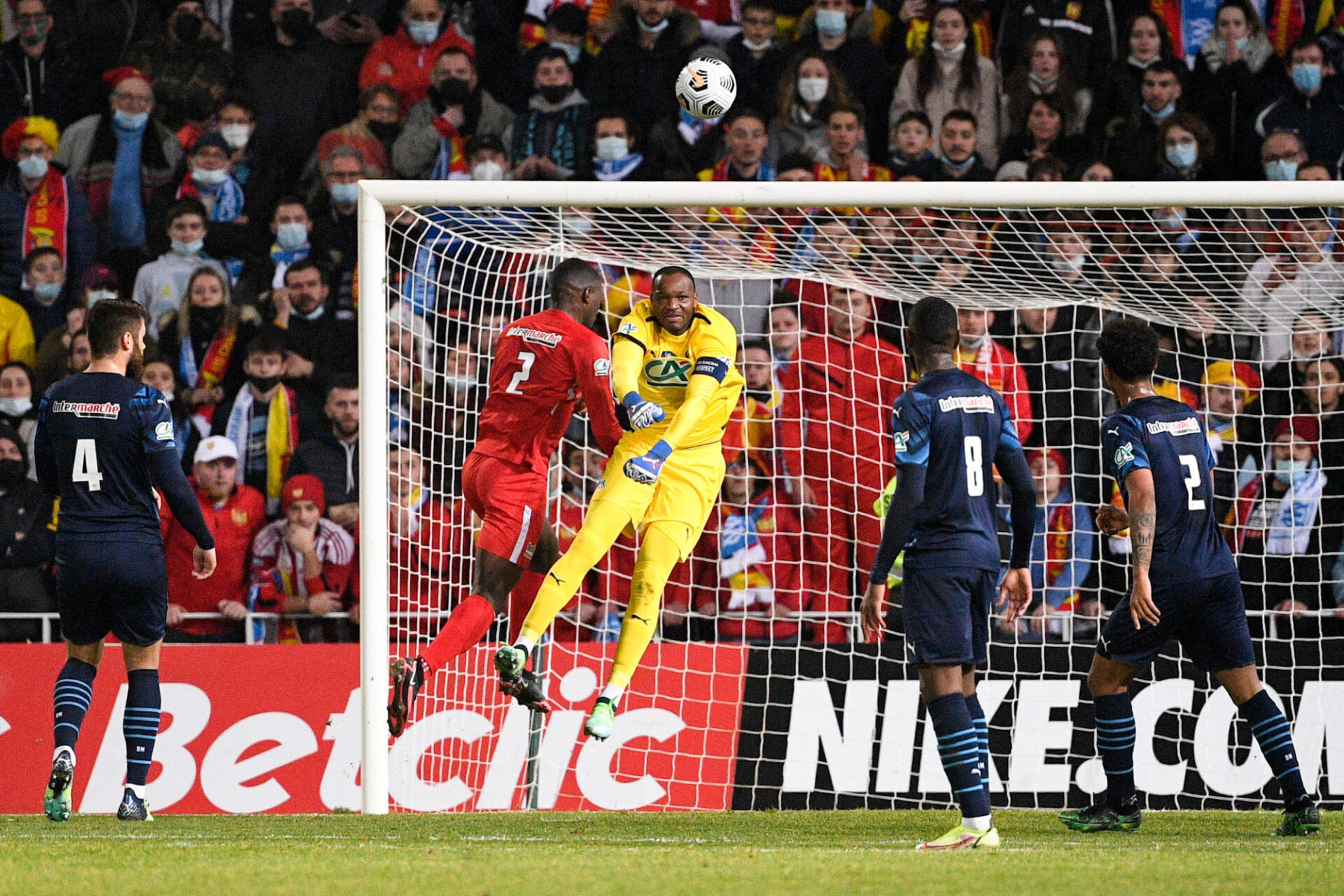 Steve Mandanda a su garder sa cage inviol&eacute;e contre Chauvigny. Icon Sport