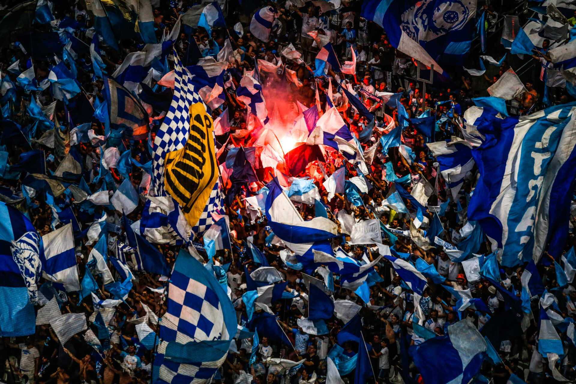M&ecirc;me les supporters marseillais d&eacute;noncent un manque &agrave; l'&eacute;quit&eacute; sportive de la rencontre de Ligue 1. (Icon Sport)