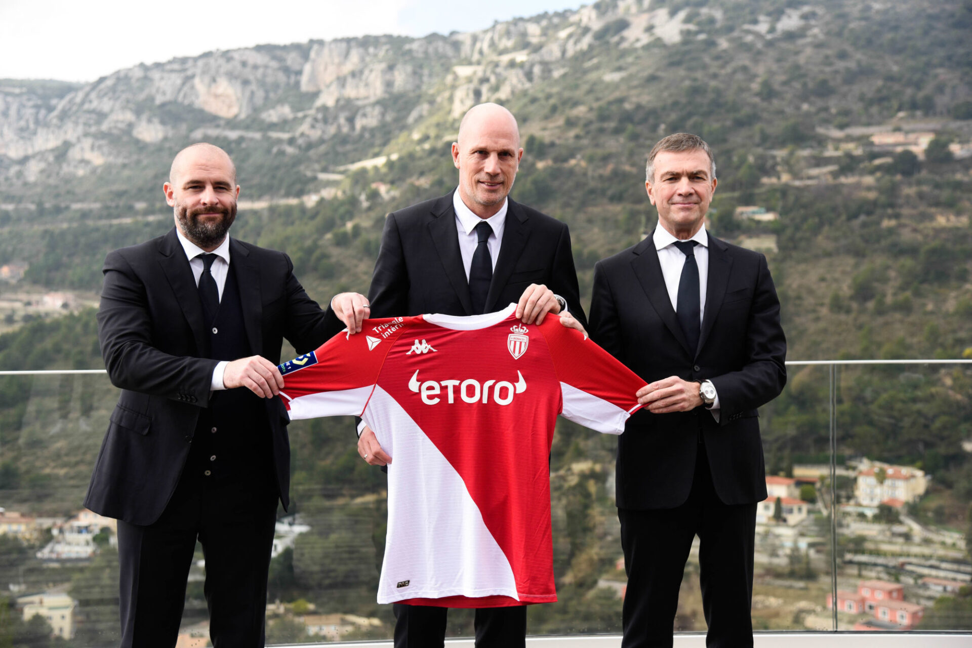 Le directeur sportif de l'AS Monaco Paul Mitchell (&agrave; gauche), en pr&eacute;sence du nouvel entra&icirc;neur Philippe Clement (au centre) et du vice-pr&eacute;sident Oleg Petrov. Icon Sport