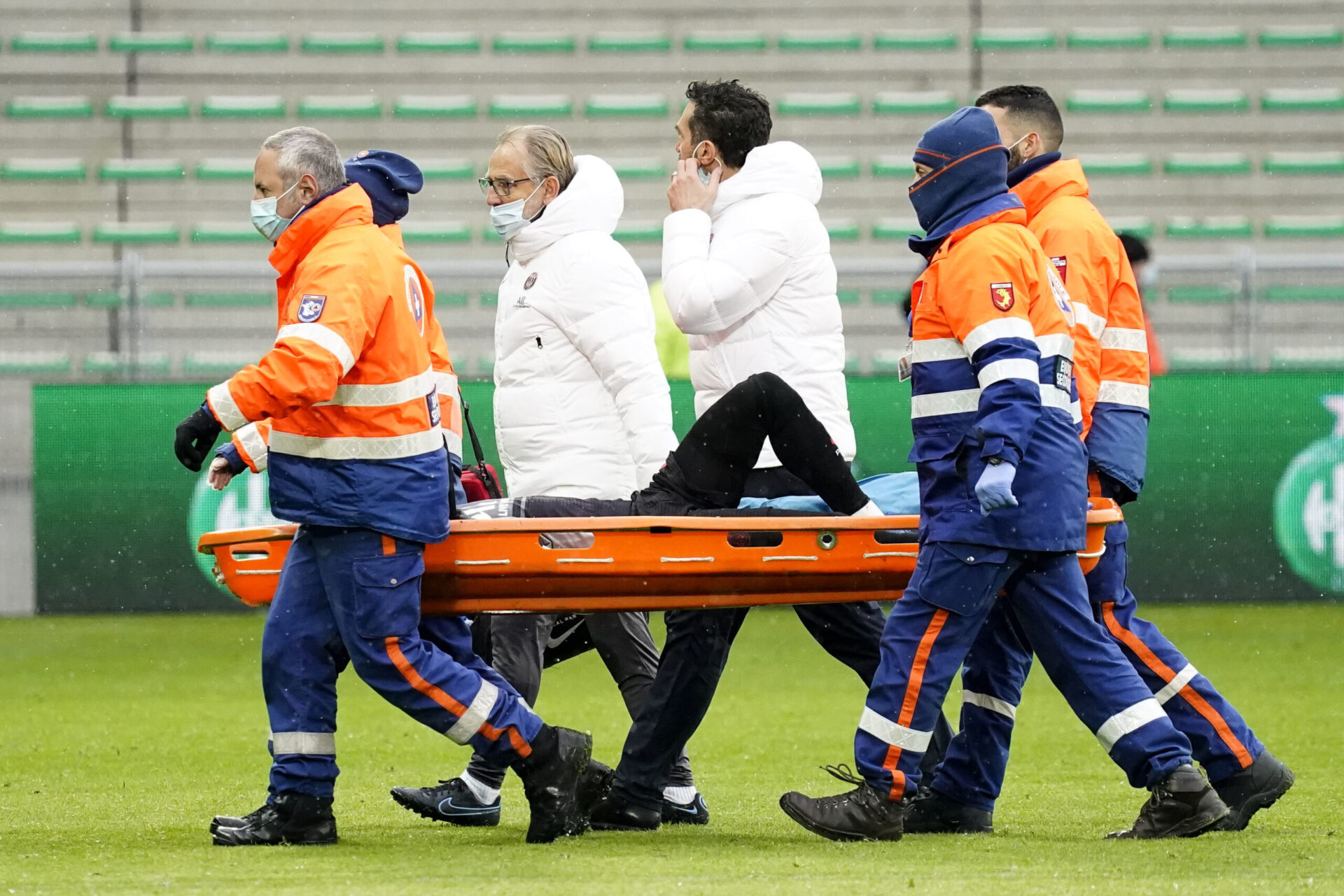 Neymar, sur une civi&egrave;re apr&egrave;s avoir &eacute;t&eacute; victime d'une grave blessure &agrave; la cheville sur la pelouse de l'AS Saint-Etienne. Icon Sport