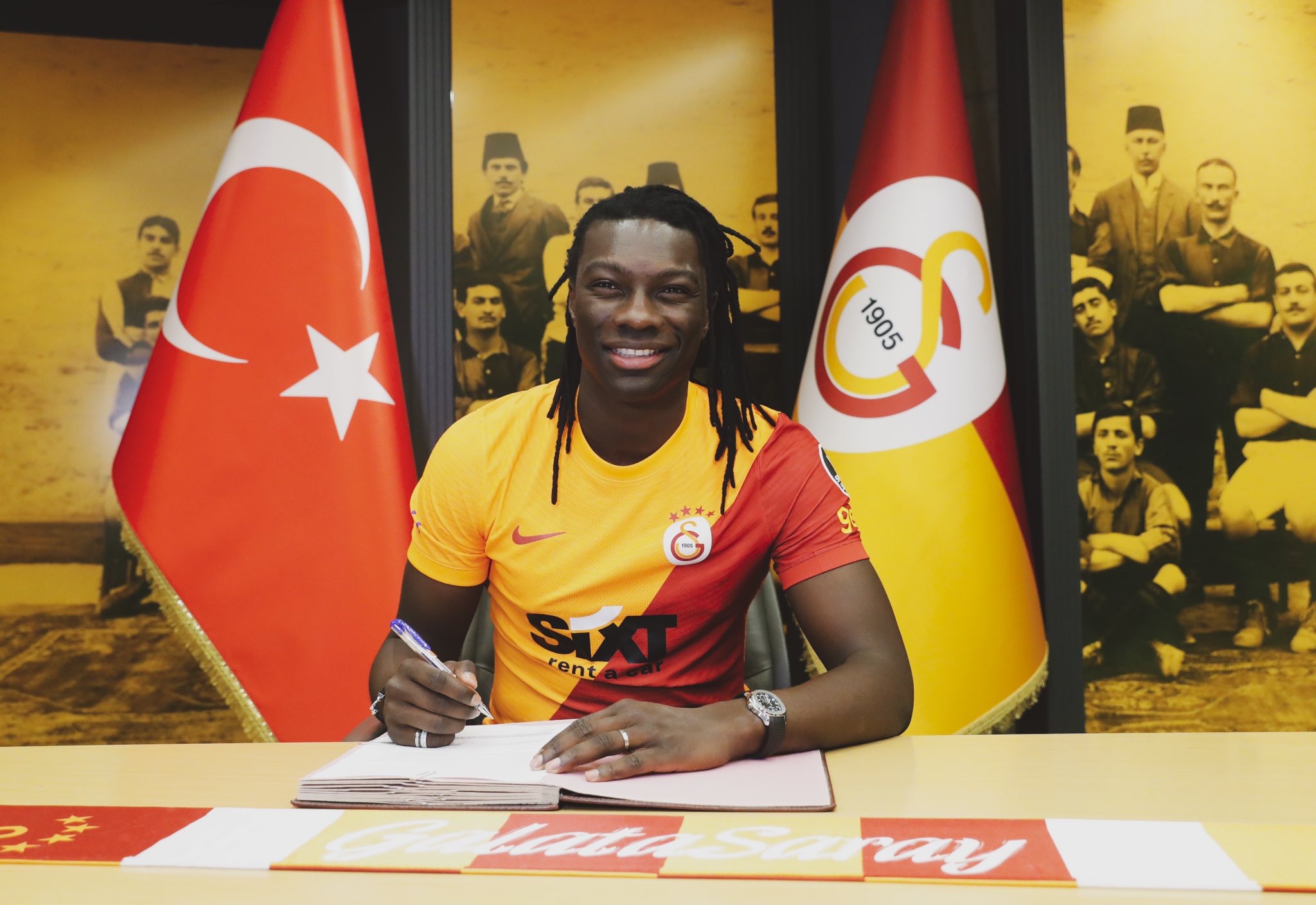Bafétimbi Gomis vient de signer à Galatasaray. Site officiel