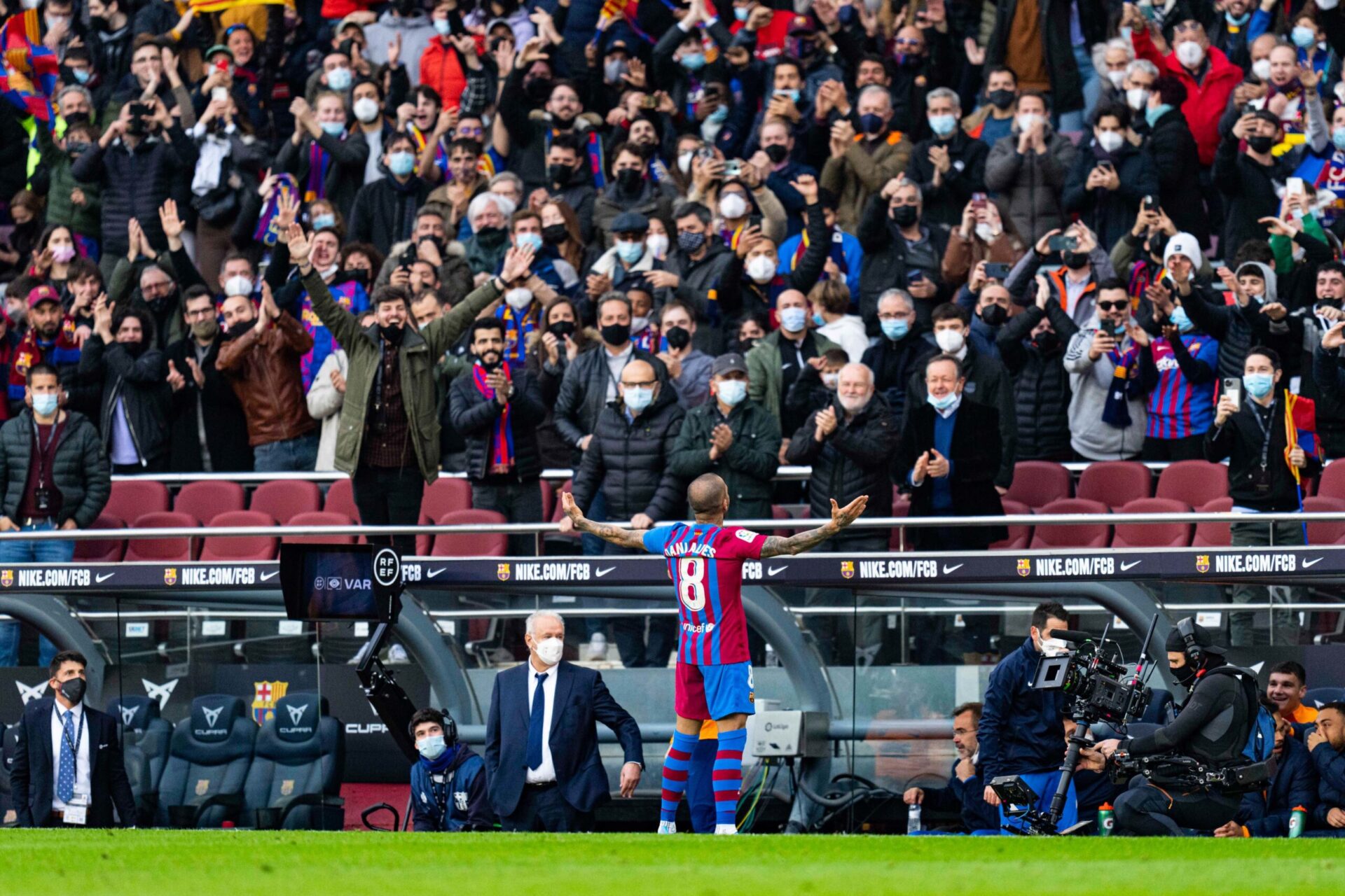 Dani Alves c&eacute;l&egrave;bre son but contre l'Atl&eacute;tico de Madrid, avec le public du Camp Nou. Icon Sport