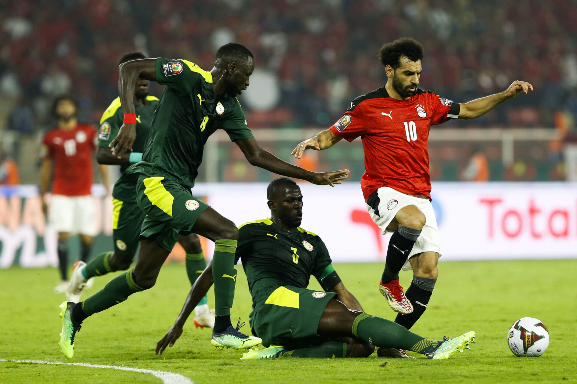 Salah &agrave; la lutte lors de la finale de la CAN face au S&eacute;n&eacute;gal (Icon Sport)