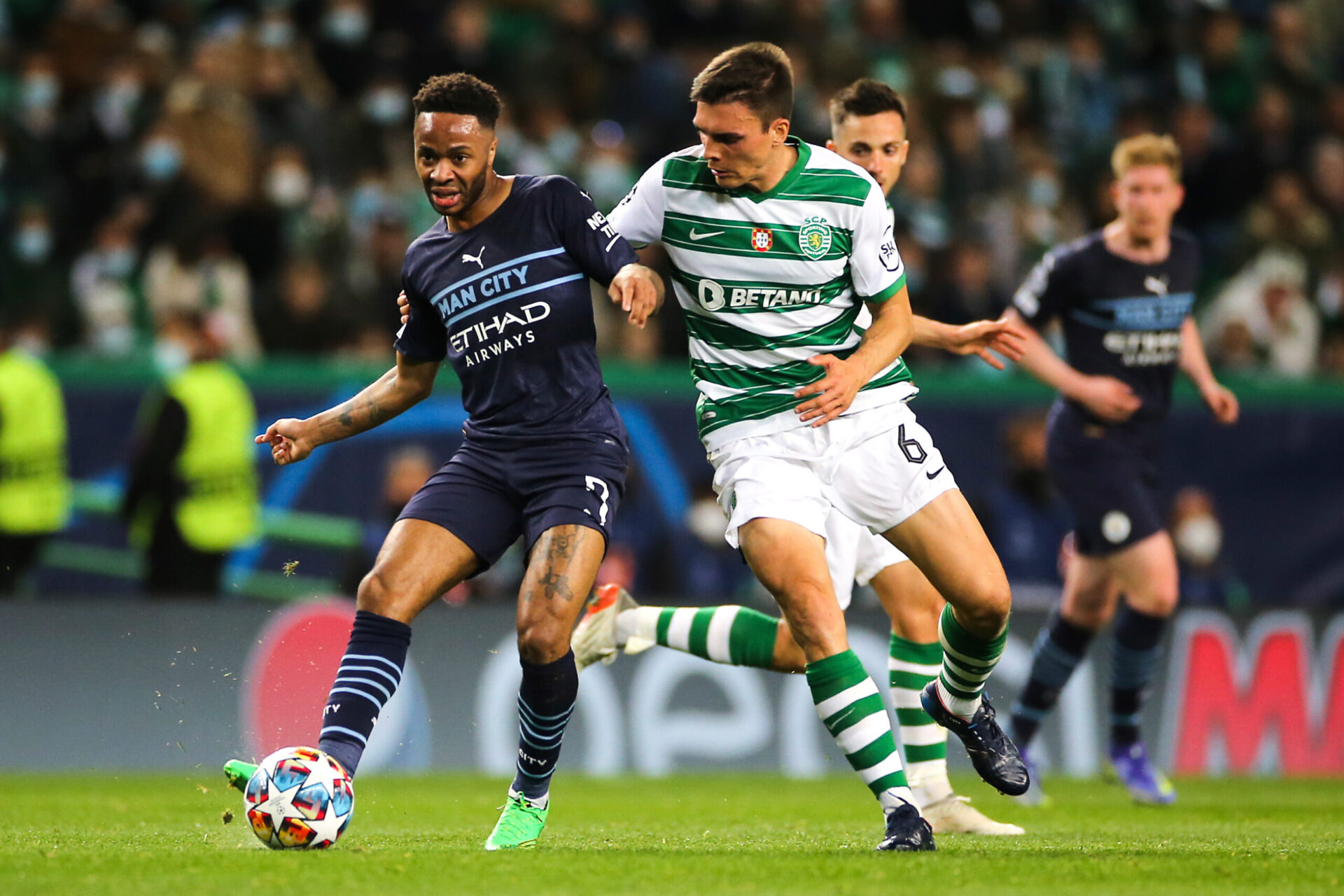Joao Palhinha (&agrave; droite) et le Sporting disputent actuellement un huiti&egrave;me de finale de Ligue des Champions face au Manchester City de Raheem Sterling (&agrave; gauche) / Icon sport
