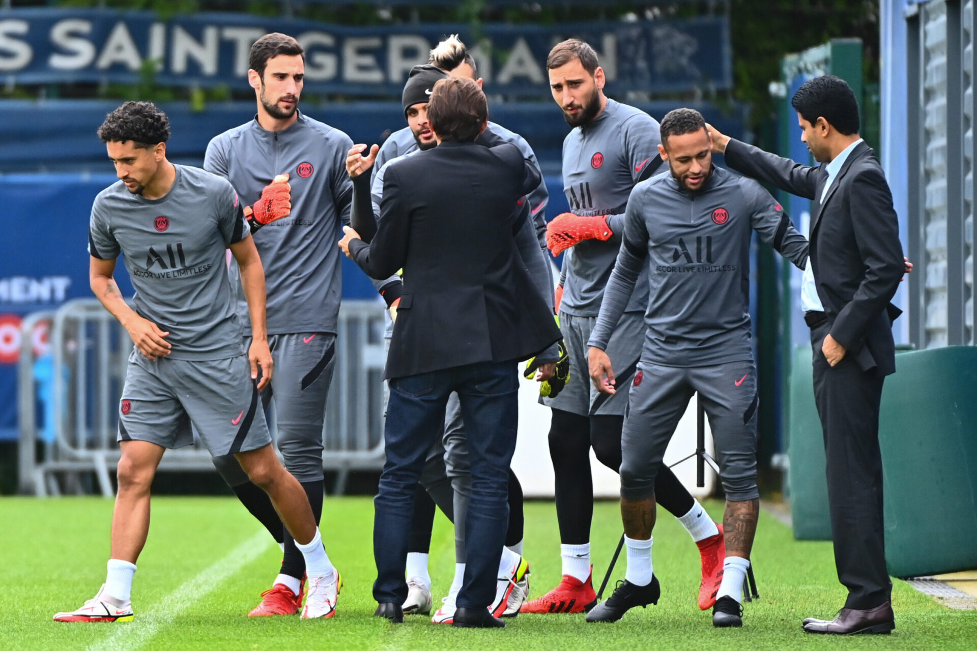 Sergio Rico et les stars du Paris Saint-Germain, au Camp des Loges. Icon Sport