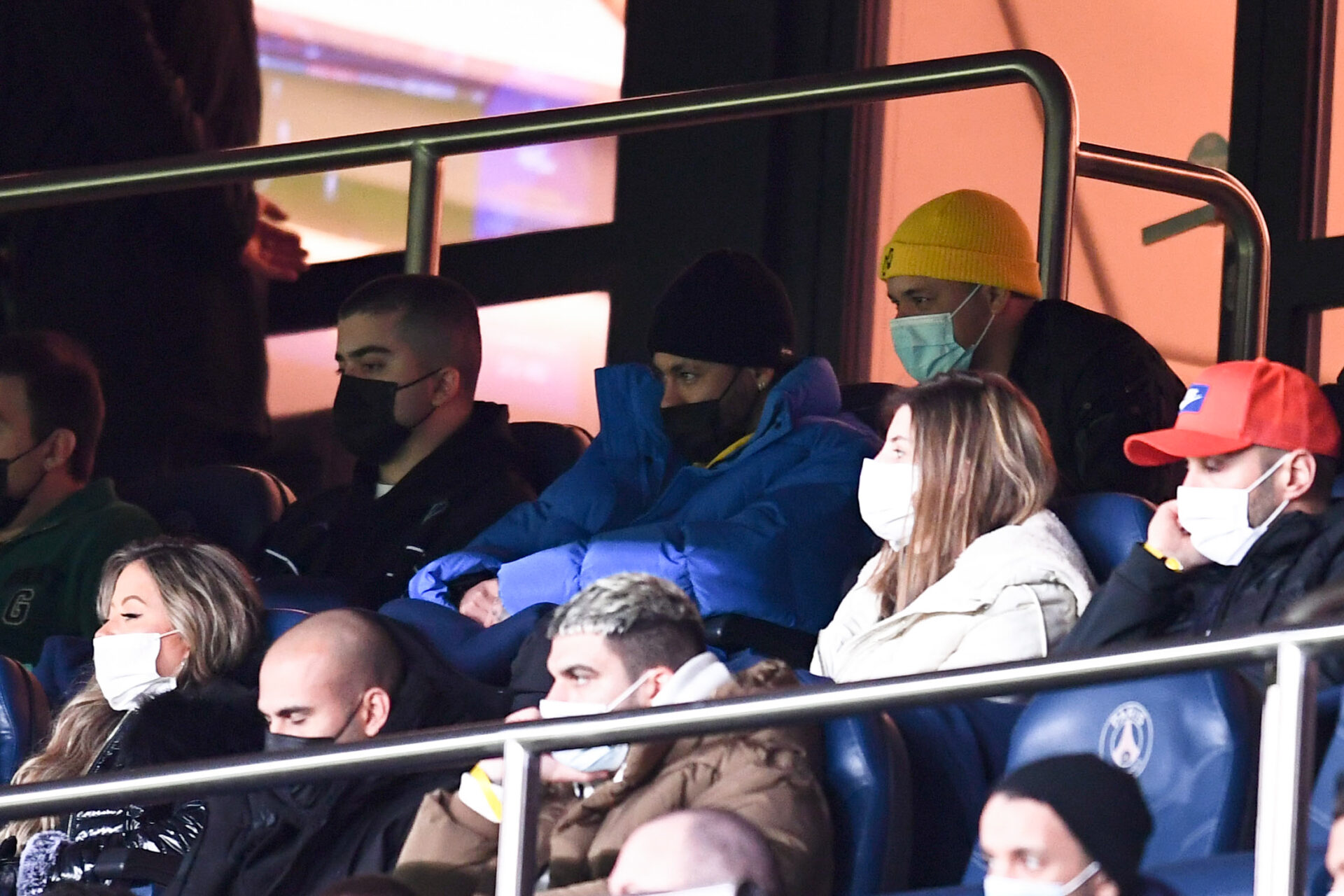 Neymar, en tribune au Parc des Princes lors de la rencontre de Coupe de France entre le PSG et Nice. Icon Sport Neymar, en tribune au Parc des Princes lors de la rencontre de Coupe de France entre le PSG et Nice. Icon Sport