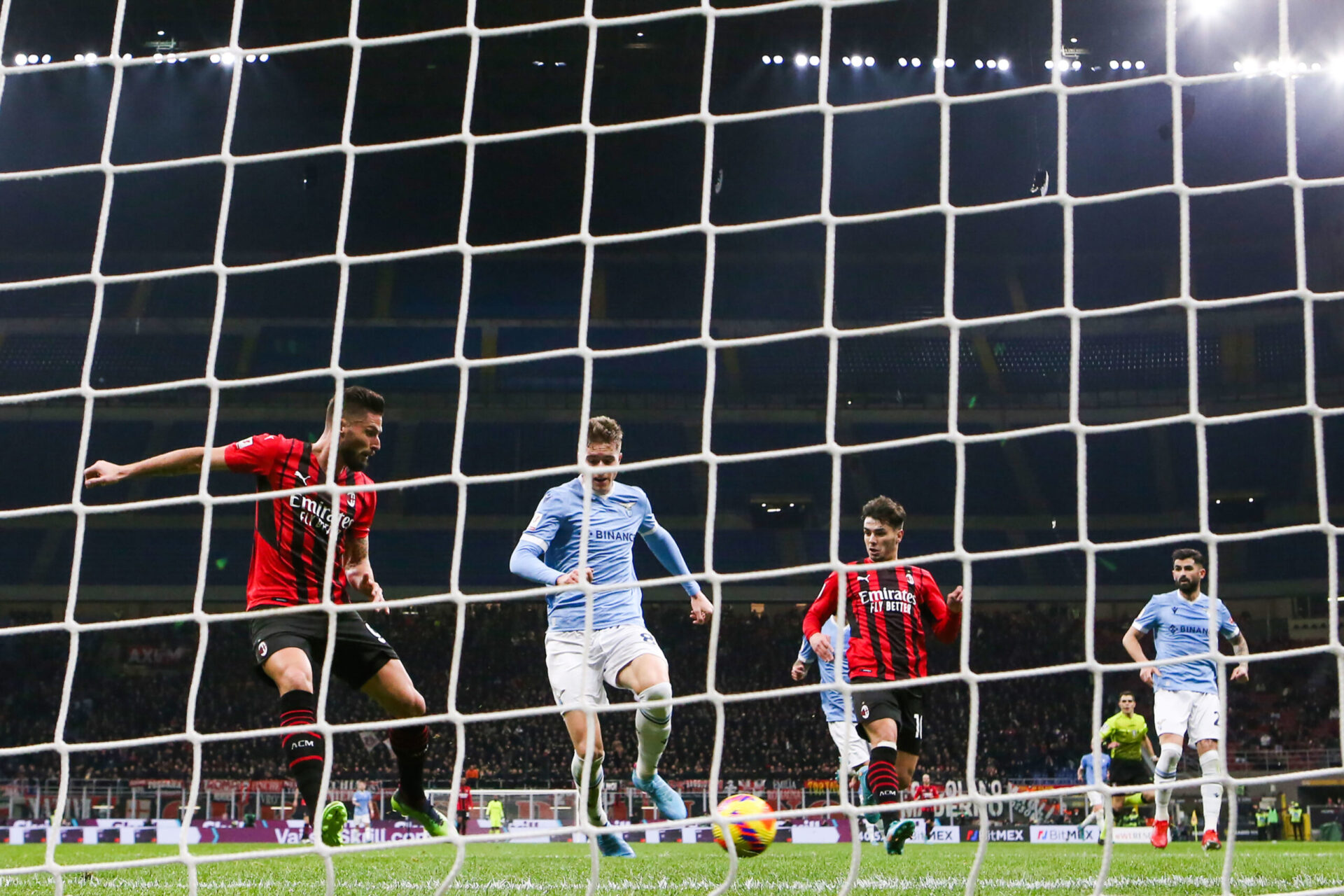 Olivier Giroud, auteur des deuxième et troisième but en Coupe d'Italie face à la Lazio Rome, à San Siro. Icon Sport Olivier Giroud, auteur des deuxième et troisième but en Coupe d'Italie face à la Lazio Rome, à San Siro. Icon Sport