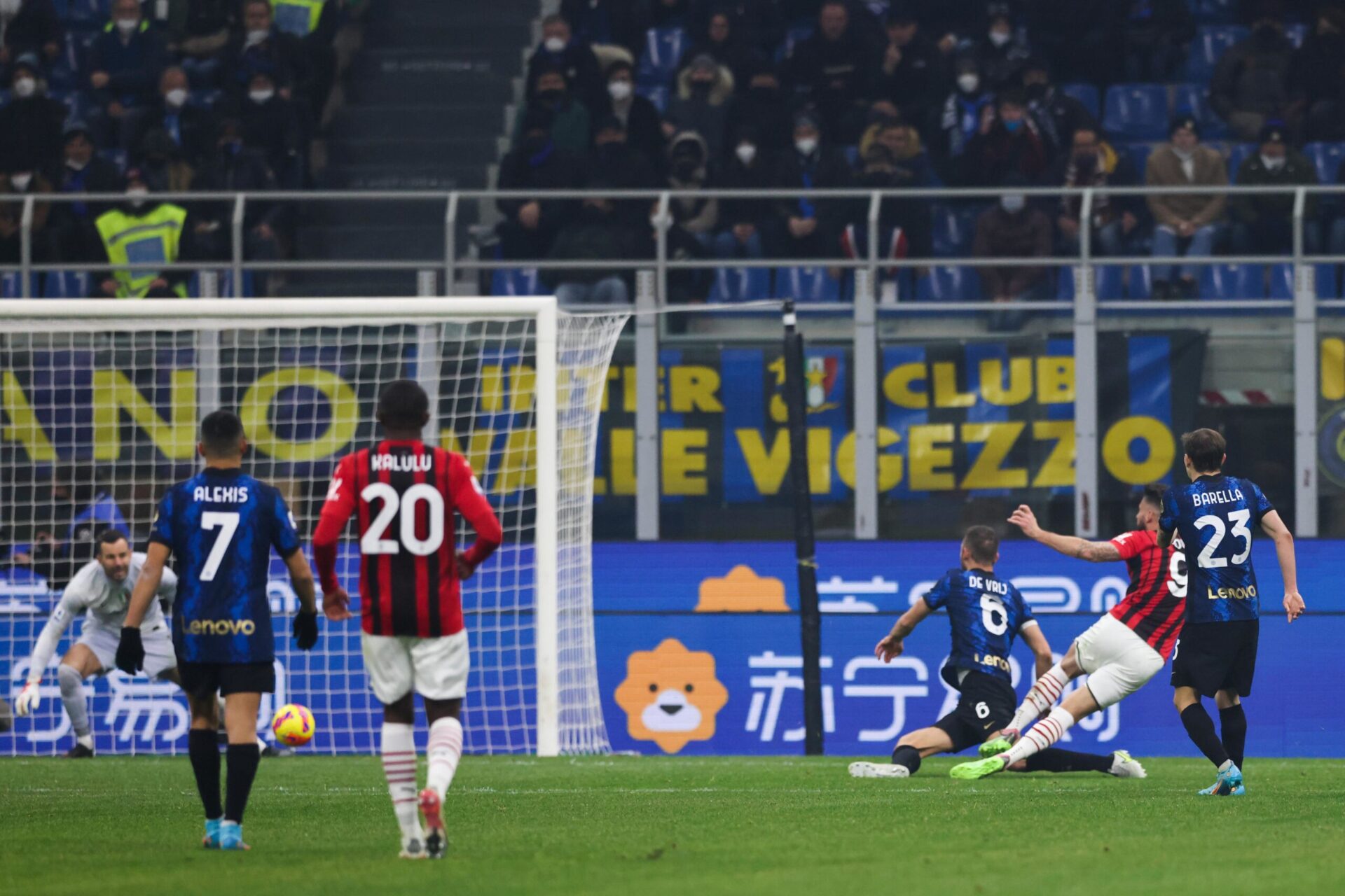 Olivier Giroud, lors de son deuxi&egrave;me but contre l'Inter lors du derby milanais. Icon Sport