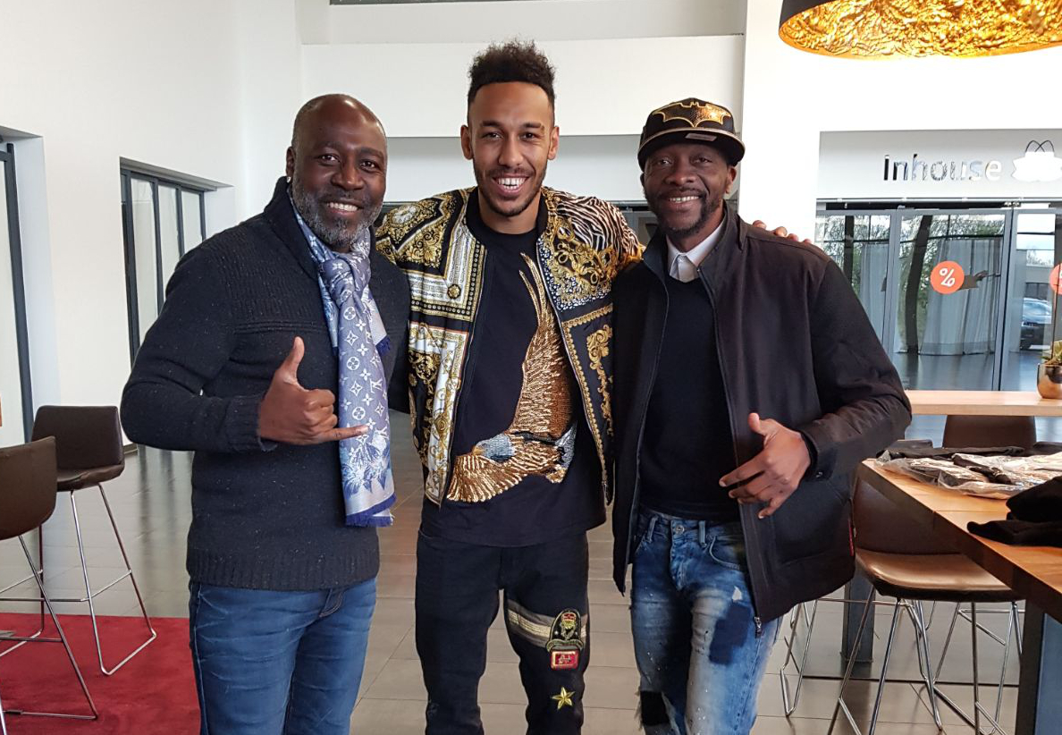 Pierre-Emerick Aubameyang entour&eacute; de son p&egrave;re et d'Armand Ossey / DR