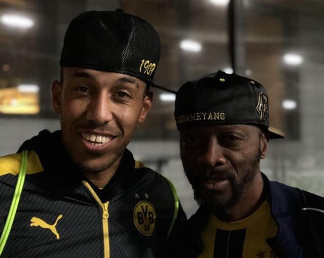 Pierre-Emerick Aubameyang entour&eacute; de son p&egrave;re et d'Armand Ossey / DR